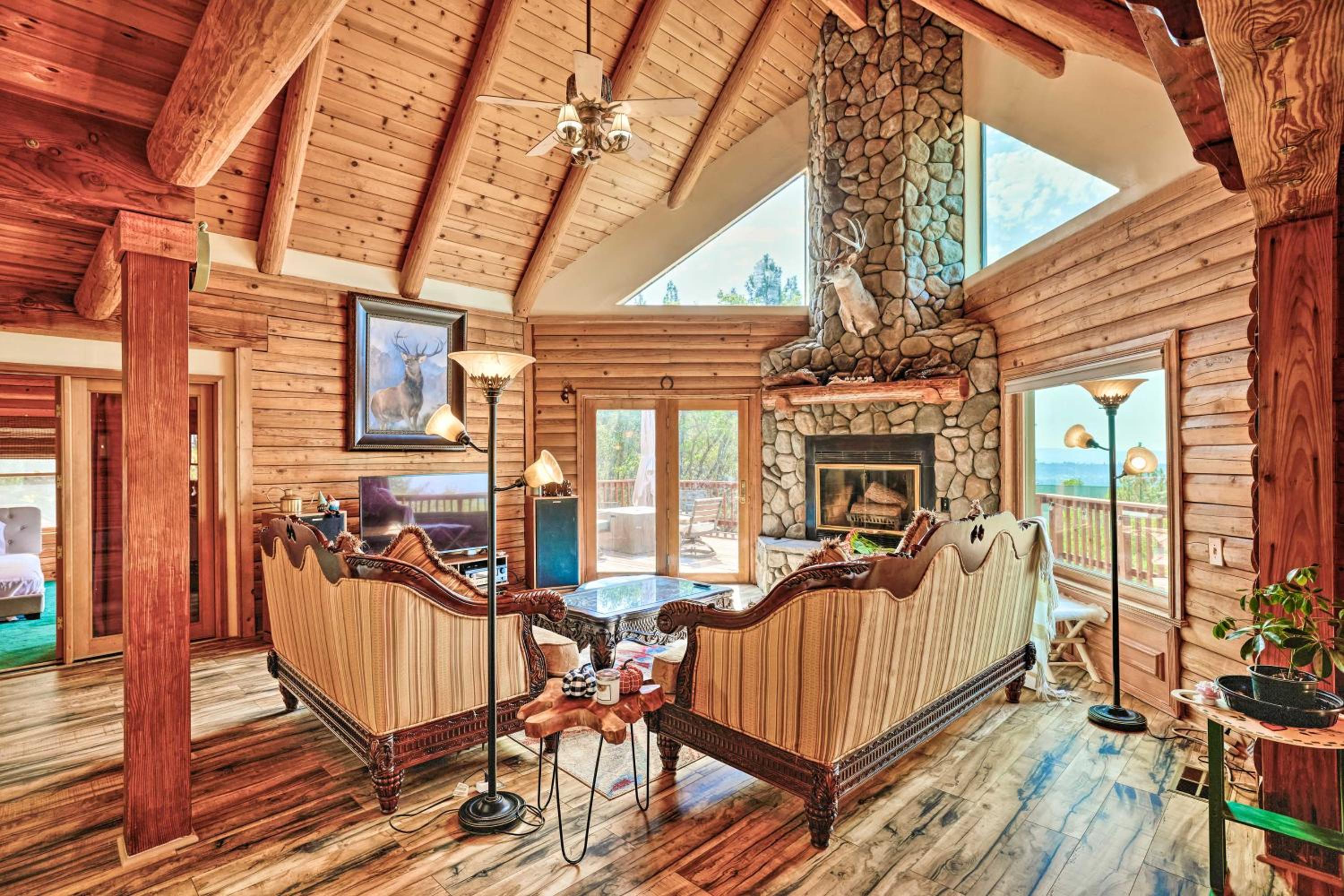 Stunning Log Cabin with Great Views, Firepit, Deck near Twain Hart