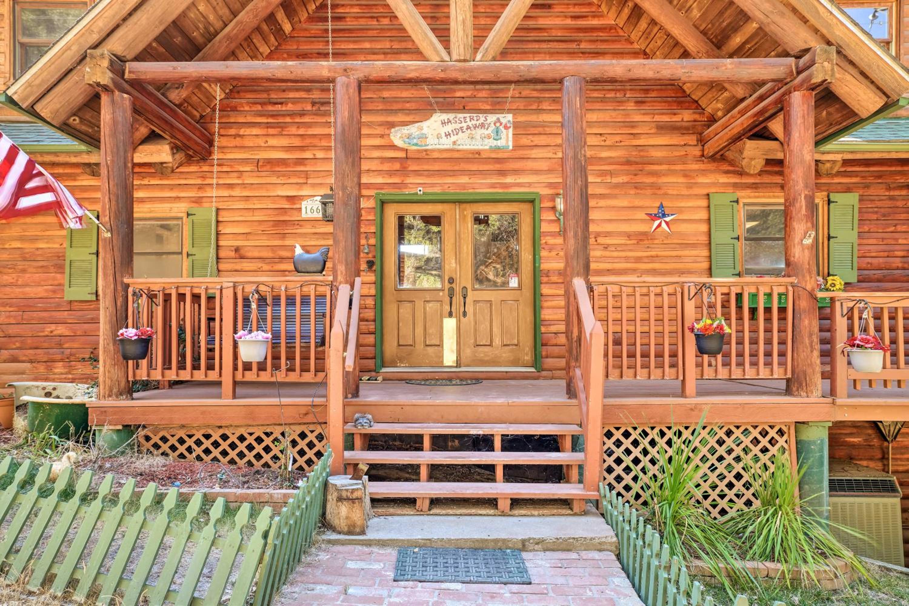 Stunning Log Cabin with Great Views, Firepit, Deck near Twain Hart