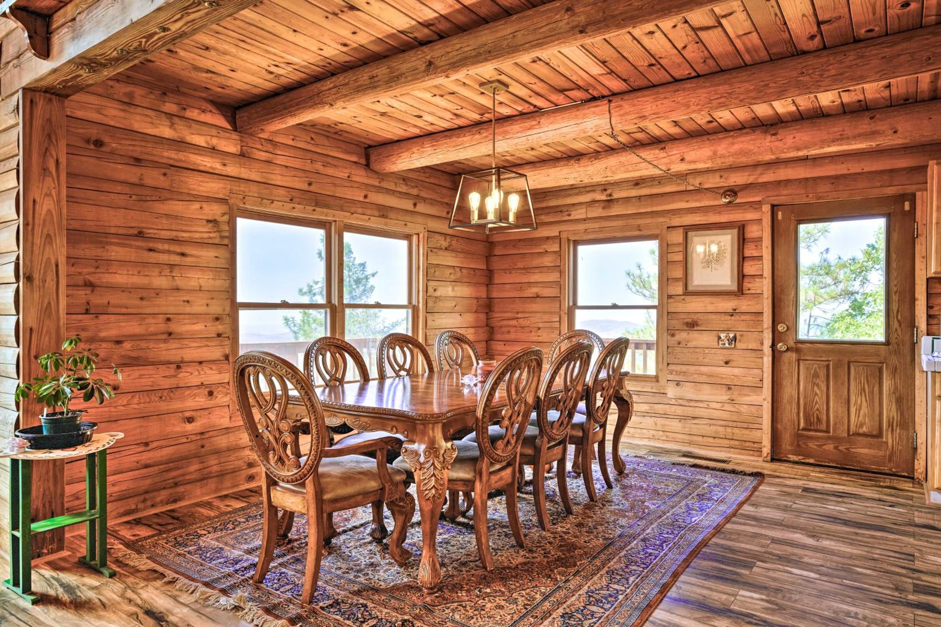 Stunning Log Cabin with Great Views, Firepit, Deck near Twain Hart