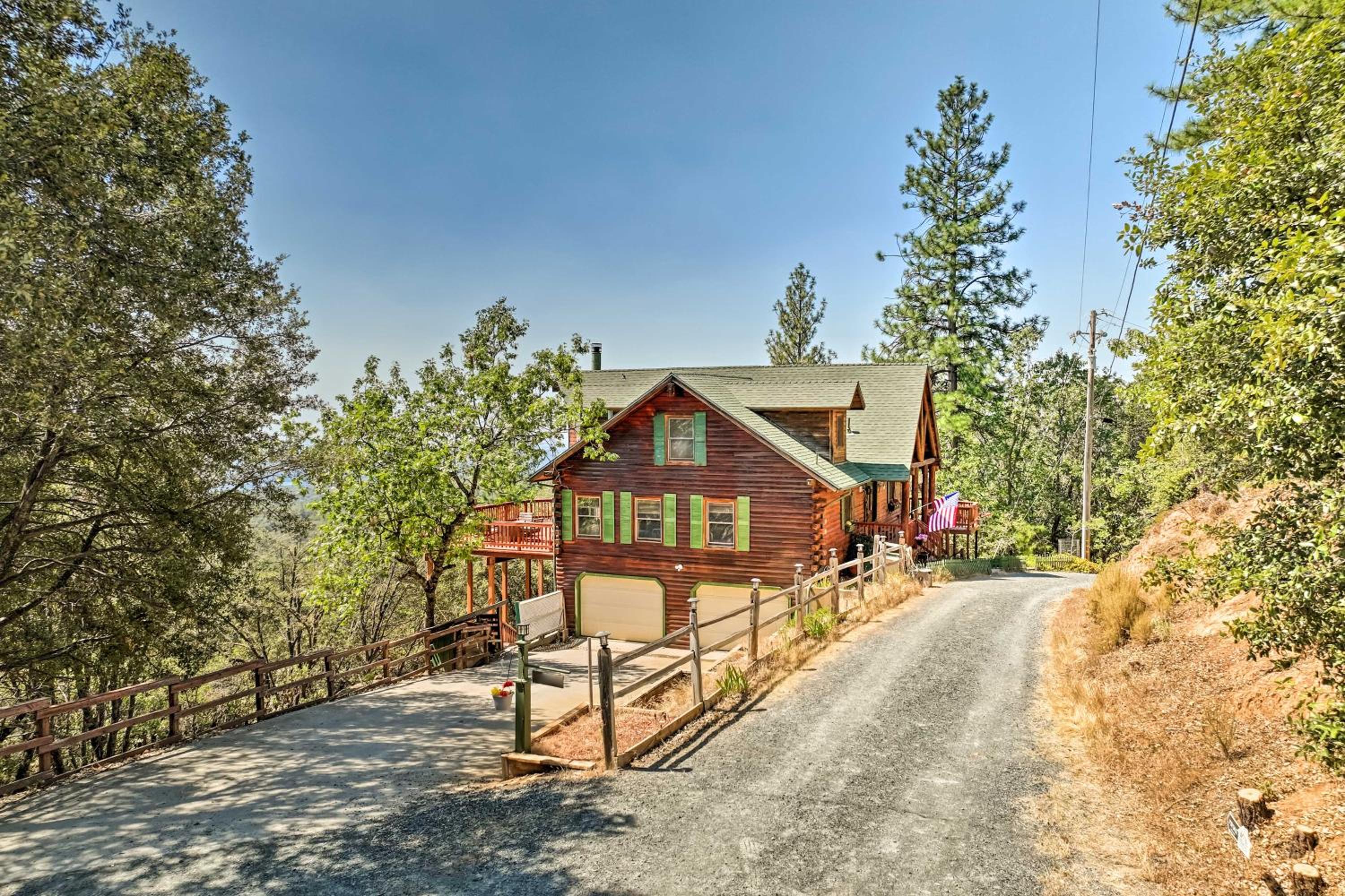 Stunning Log Cabin with Great Views, Firepit, Deck near Twain Hart