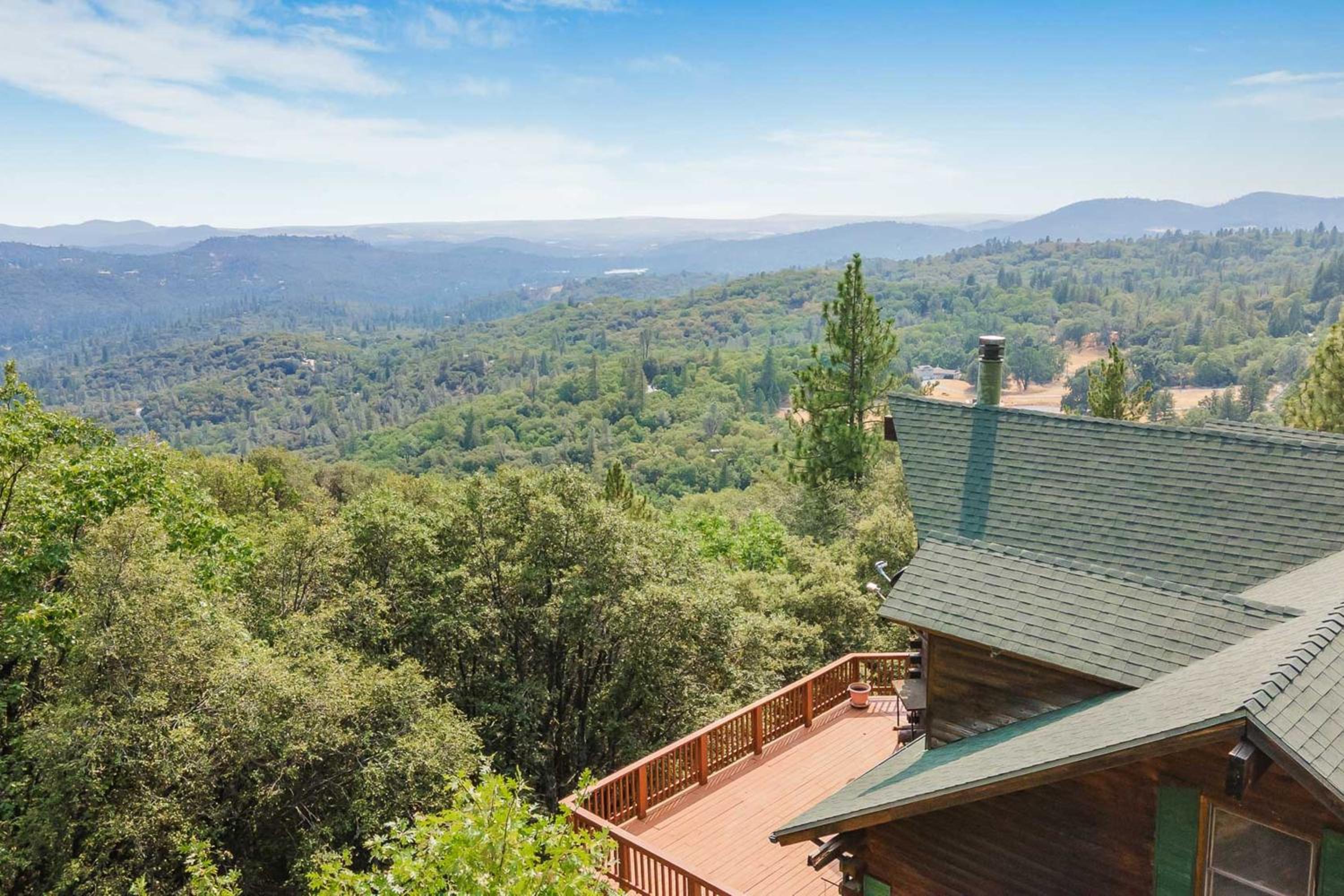 Stunning Log Cabin with Great Views, Firepit, Deck near Twain Hart
