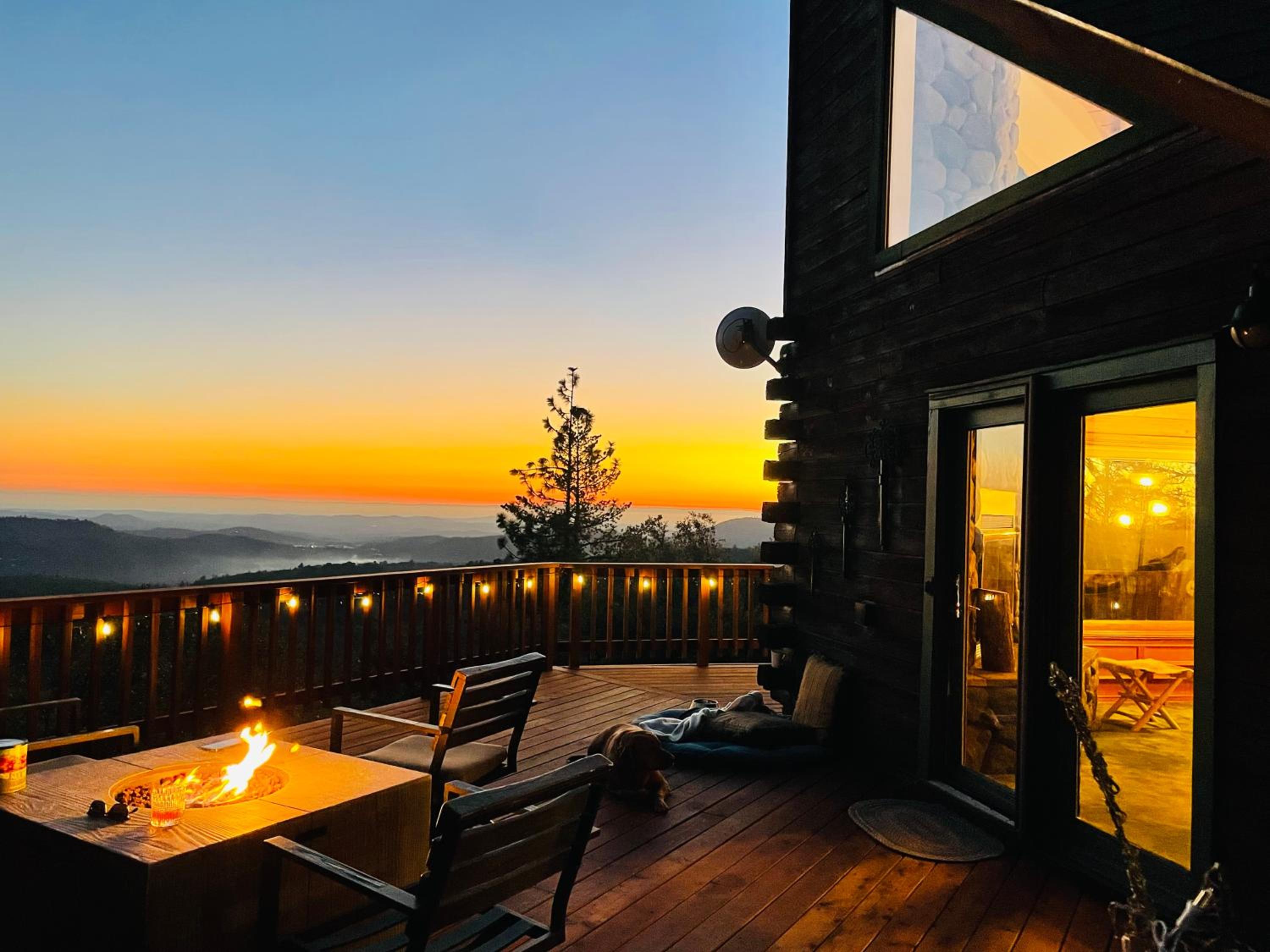 Stunning Log Cabin with Great Views, Firepit, Deck near Twain Hart