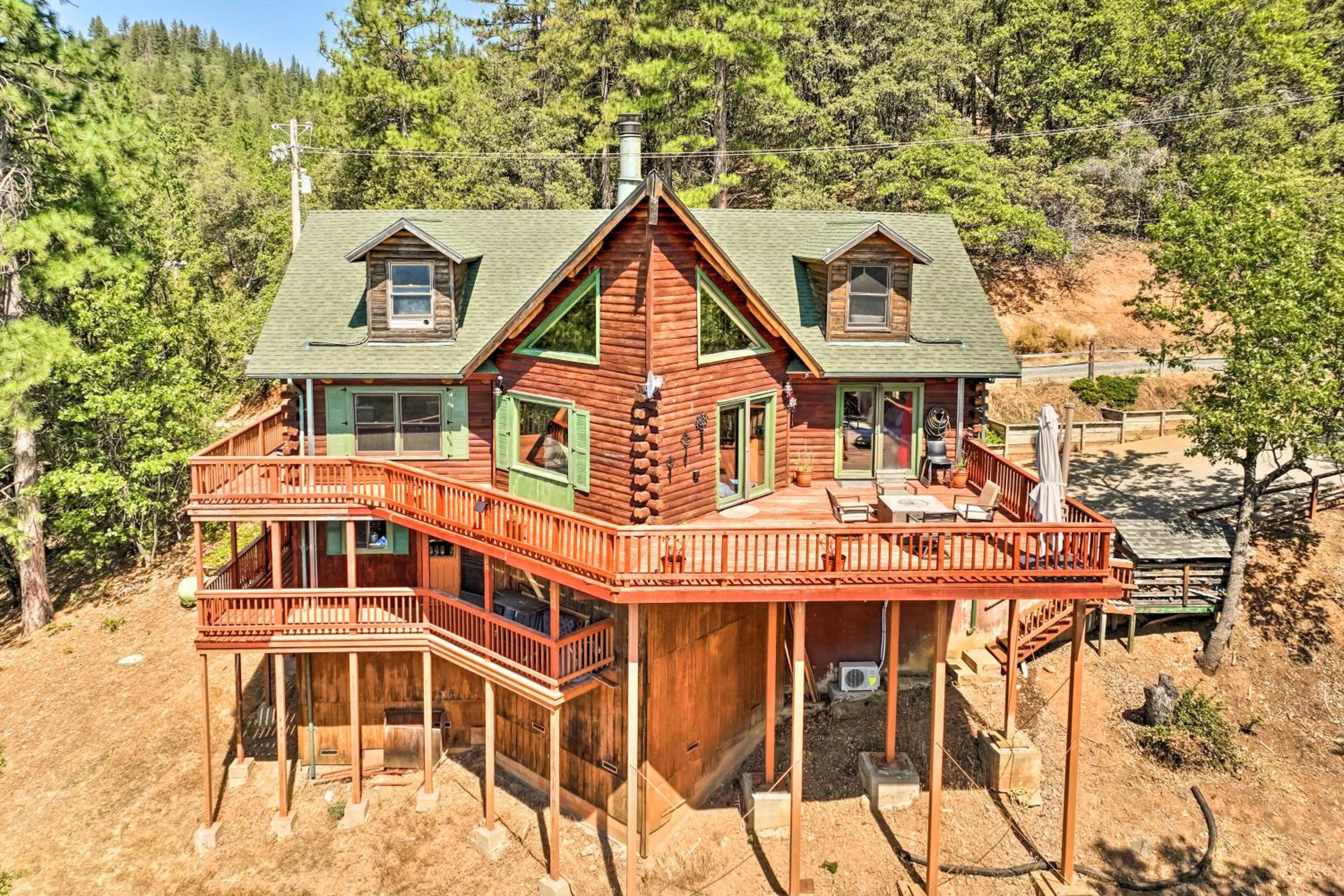 Stunning Log Cabin with Great Views, Firepit, Deck near Twain Hart