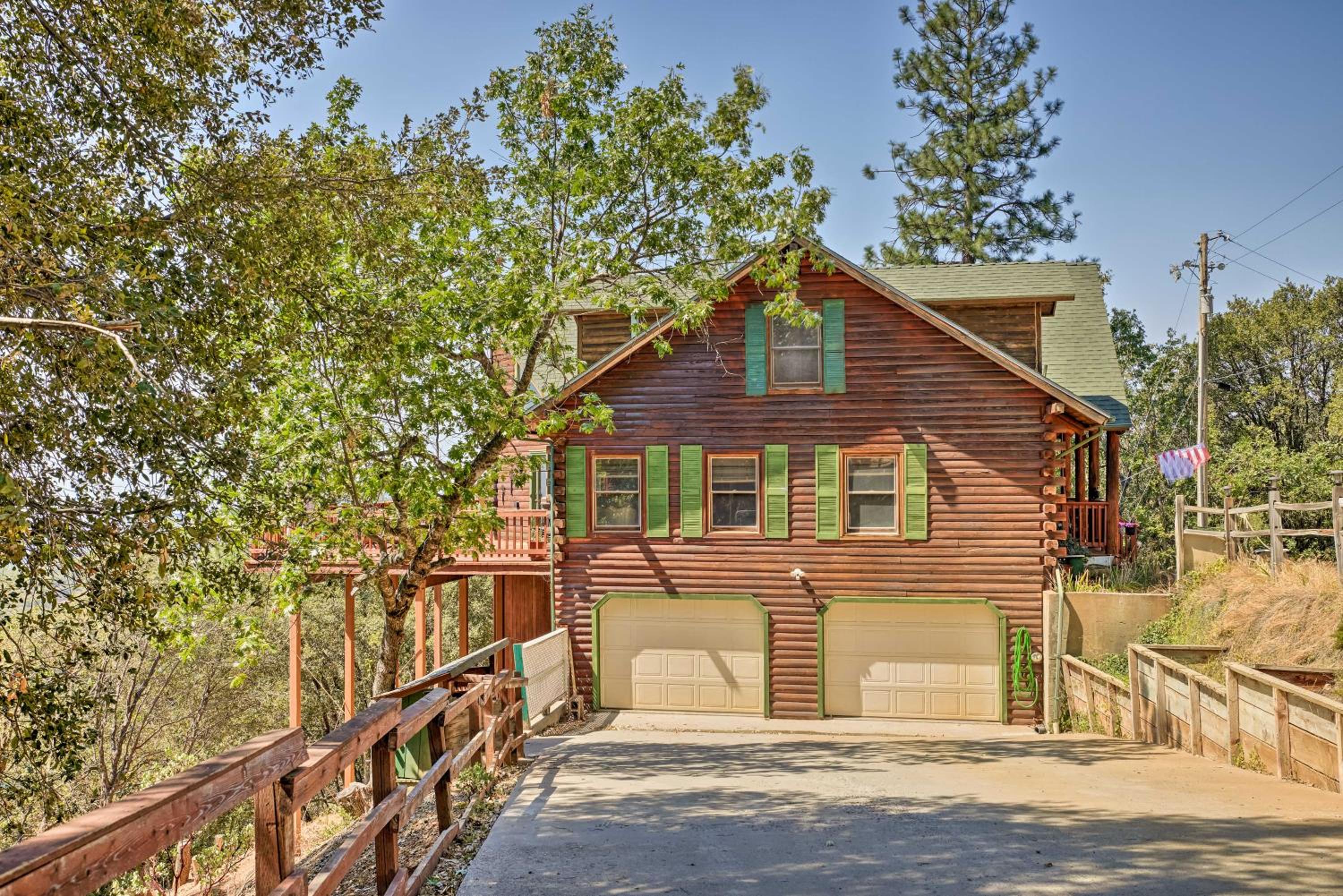Stunning Log Cabin with Great Views, Firepit, Deck near Twain Hart