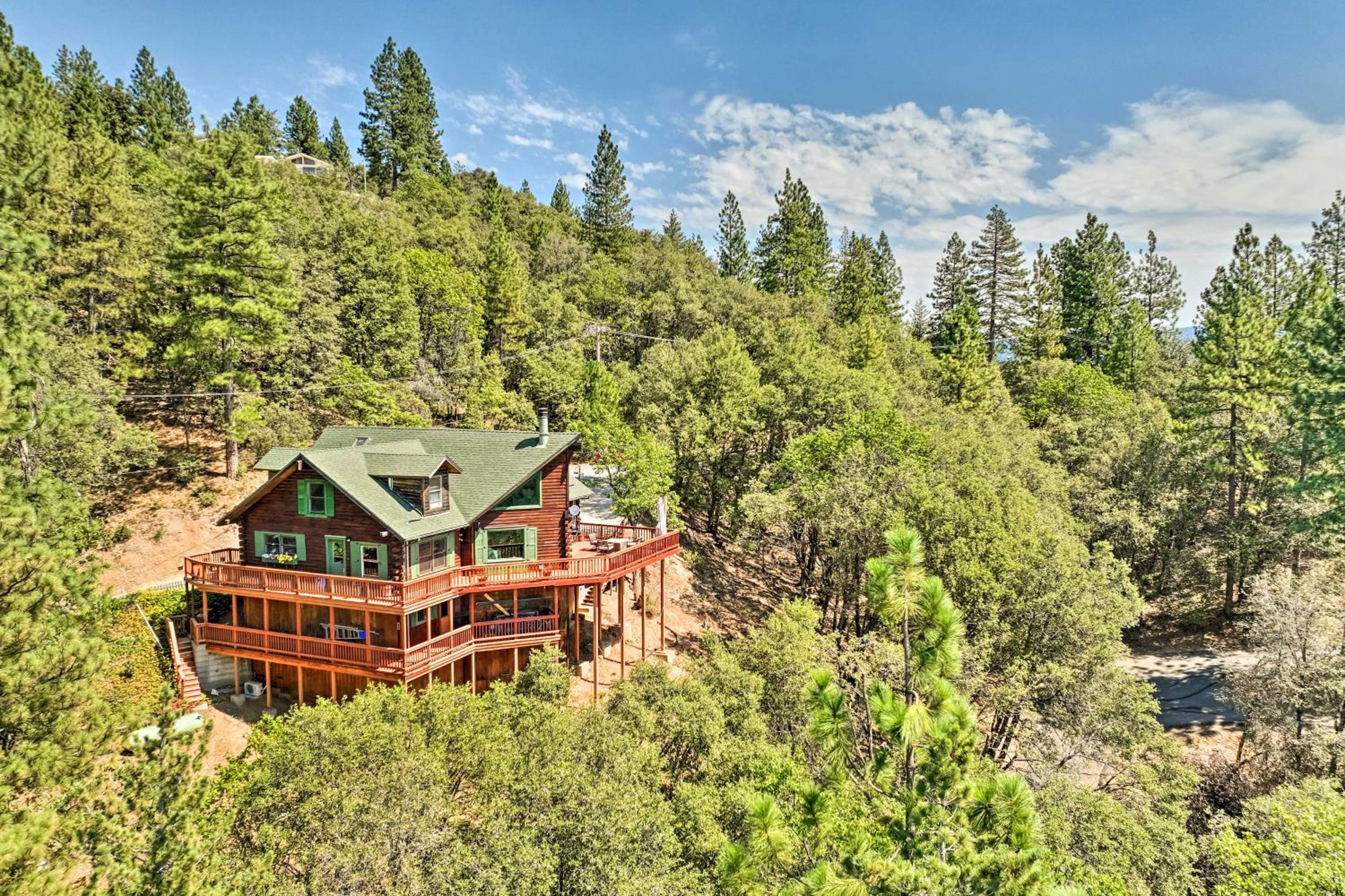 Stunning Log Cabin with Great Views, Firepit, Deck near Twain Hart