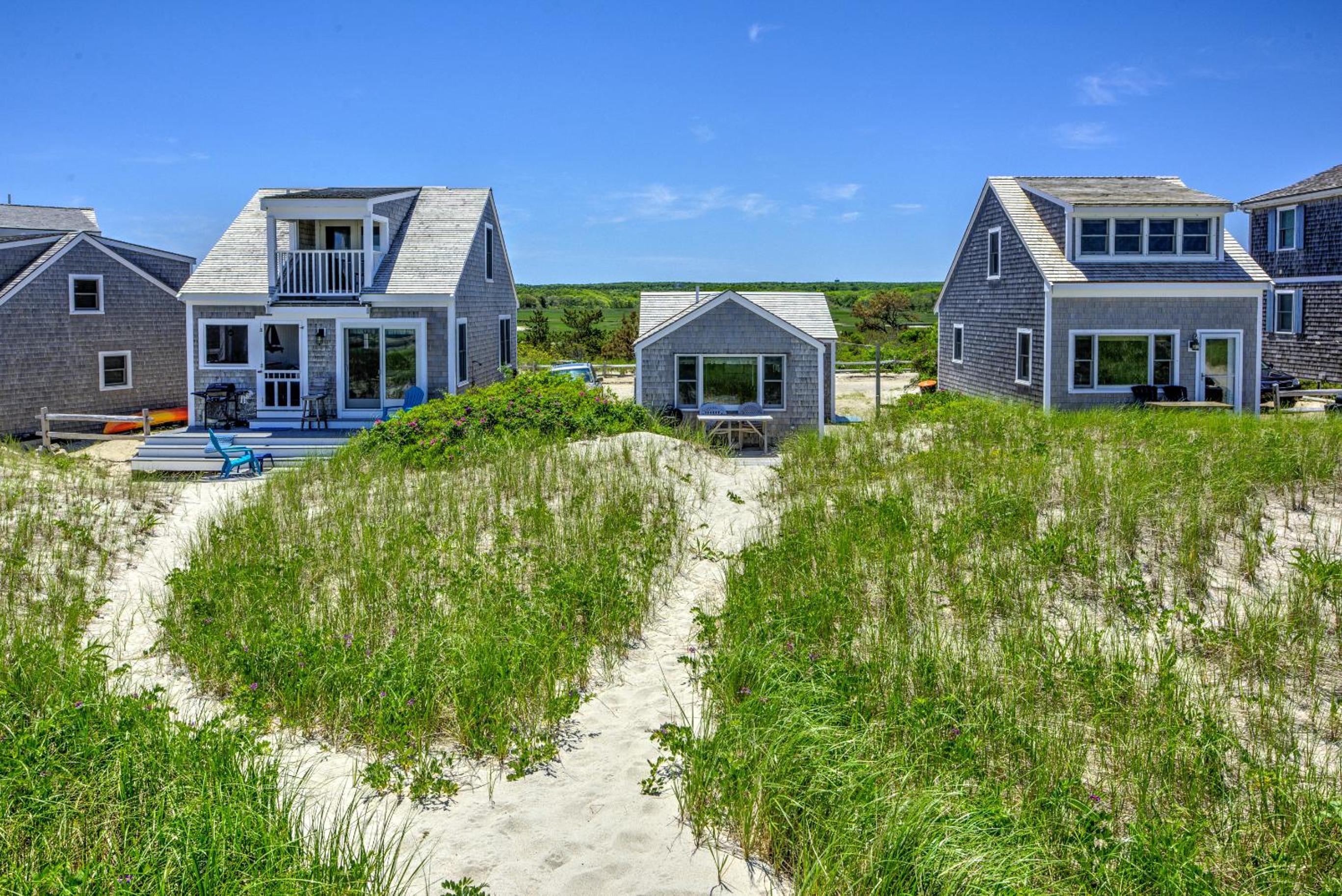 Cozy Cape Cottage—Deck Views of Cape Cod Bay