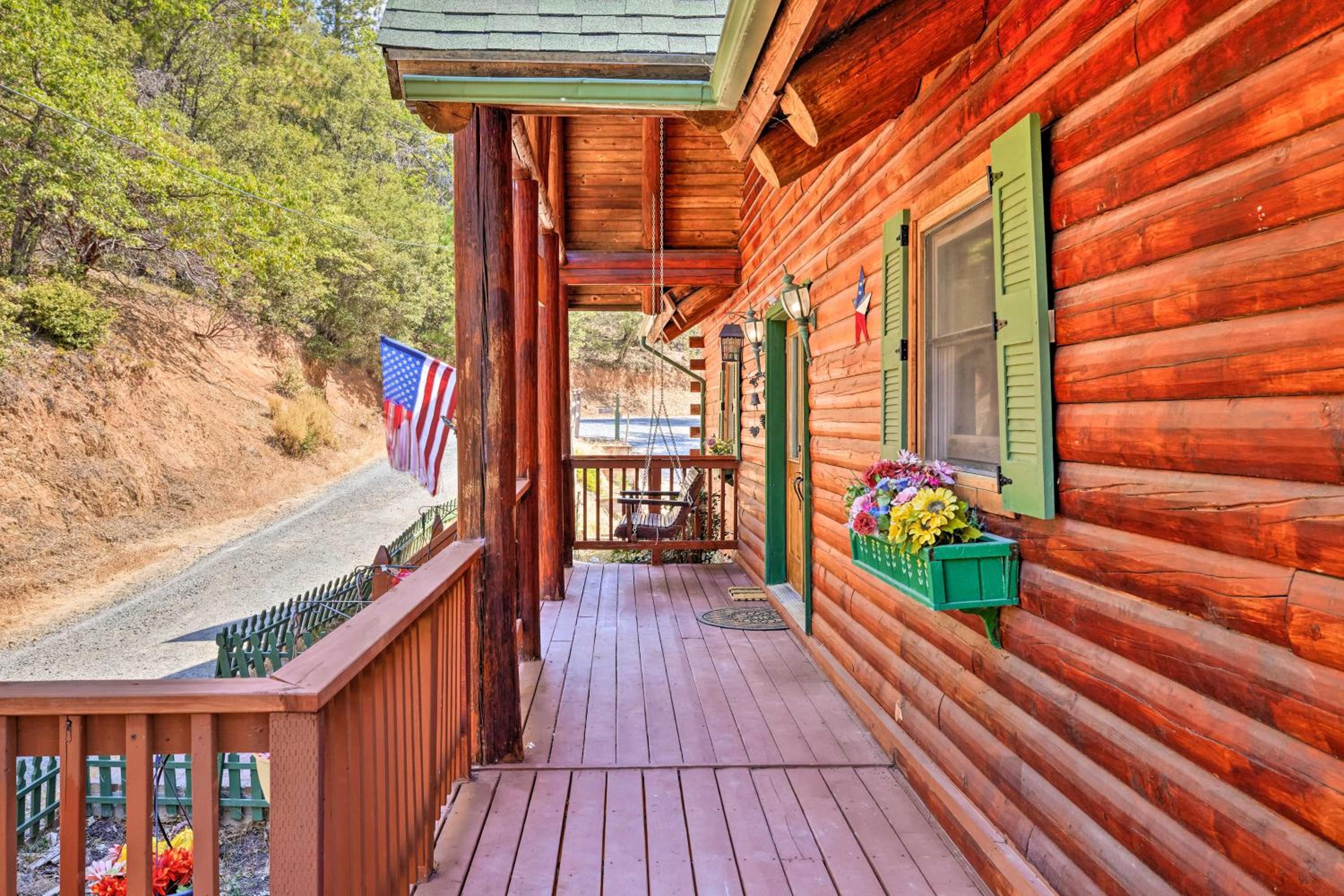 Stunning Log Cabin with Great Views, Firepit, Deck near Twain Hart