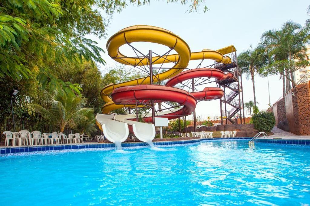 Ótimo apê 2 quartos com piscina 24hs em Caldas Novas