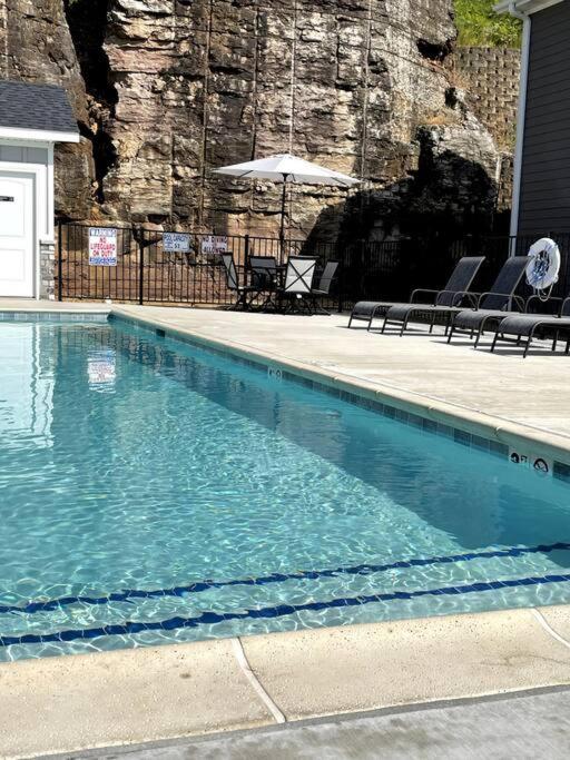 Branson's Newest Gem: City View Condo,Patio & Pool view 5