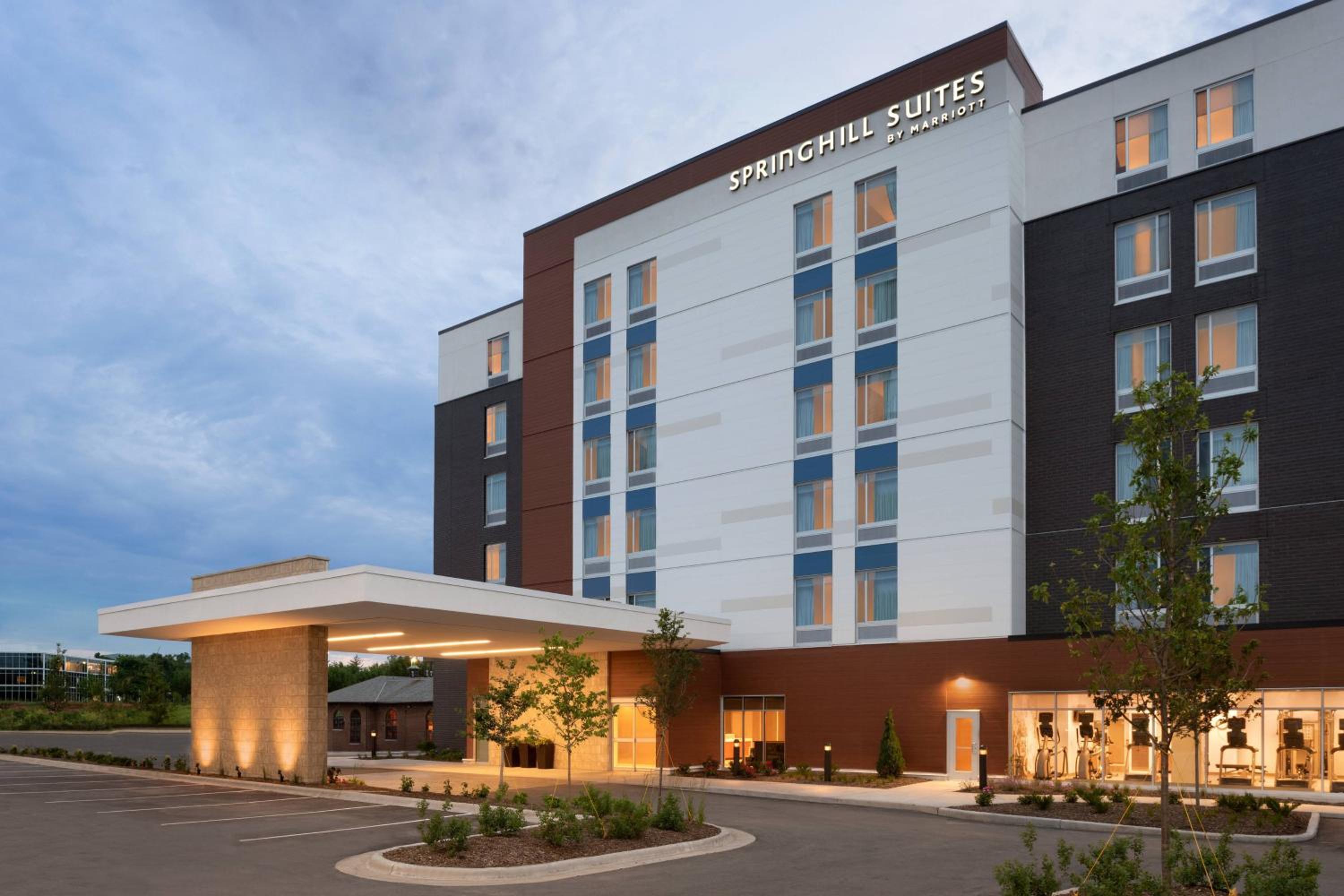 Hotel SpringHill Suites by Marriott Milwaukee West/Wauwatosa - Image 1