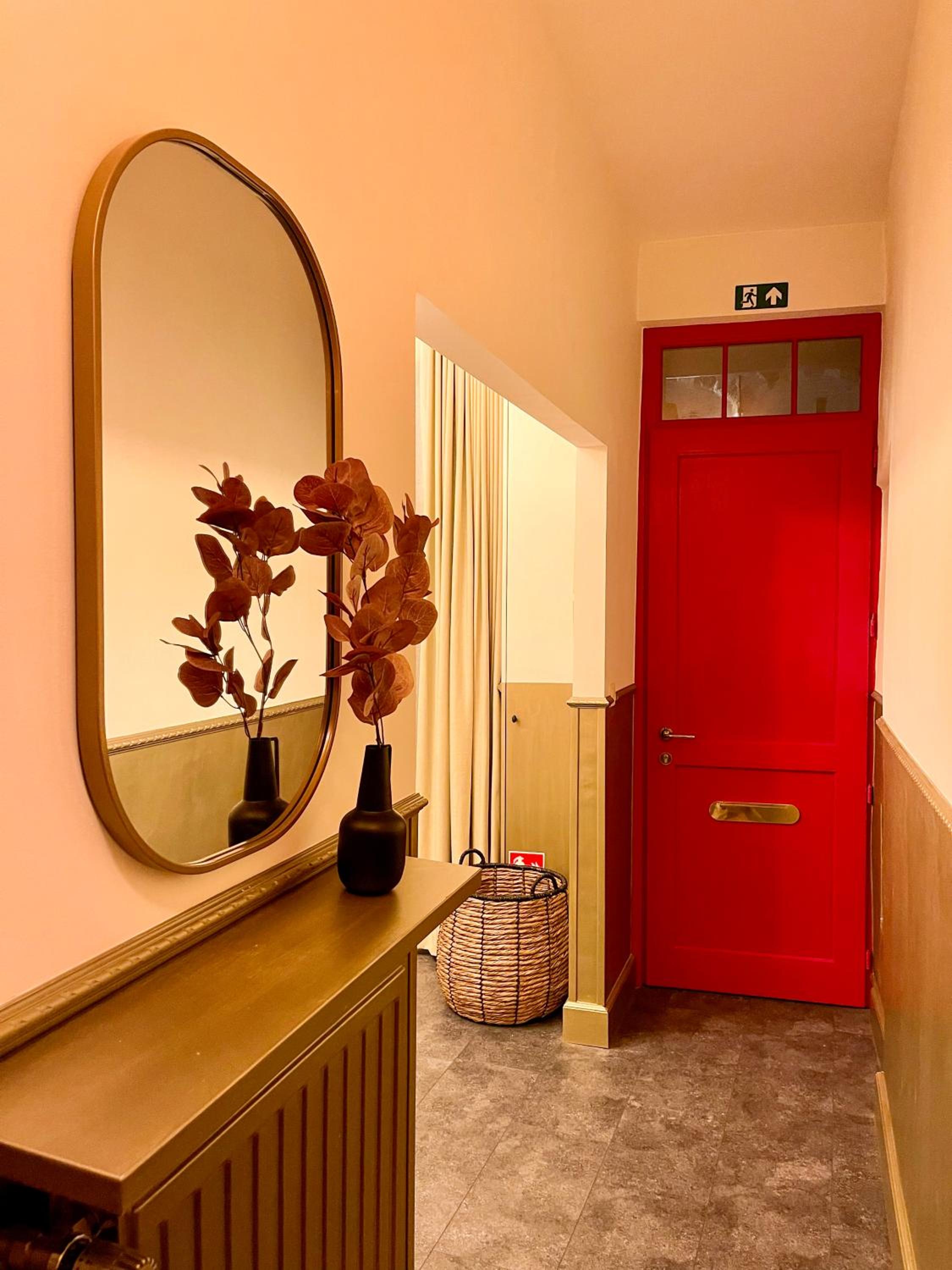 La Porte Rouge - The Red Door