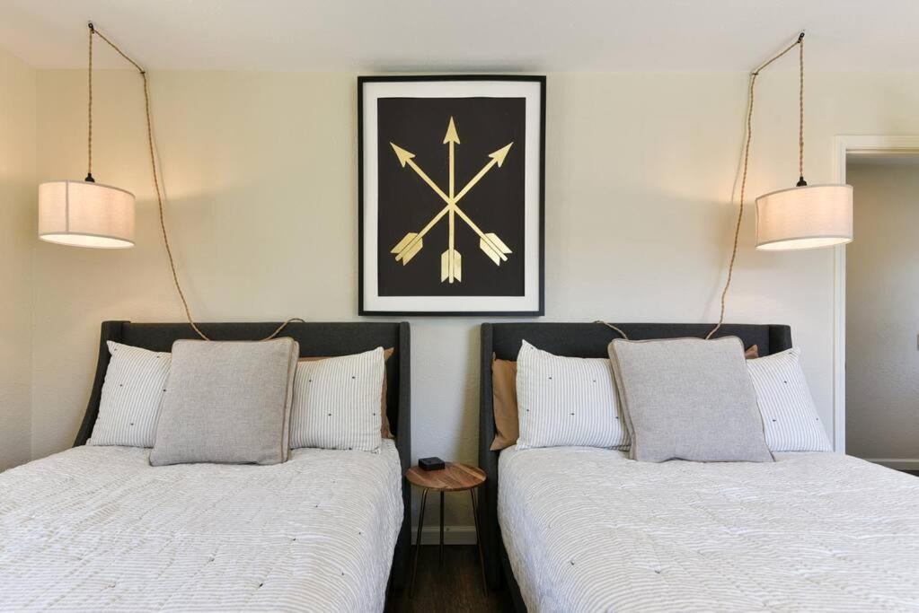 Sparkling Designer 3 bed Suite by Taneycomo view 2