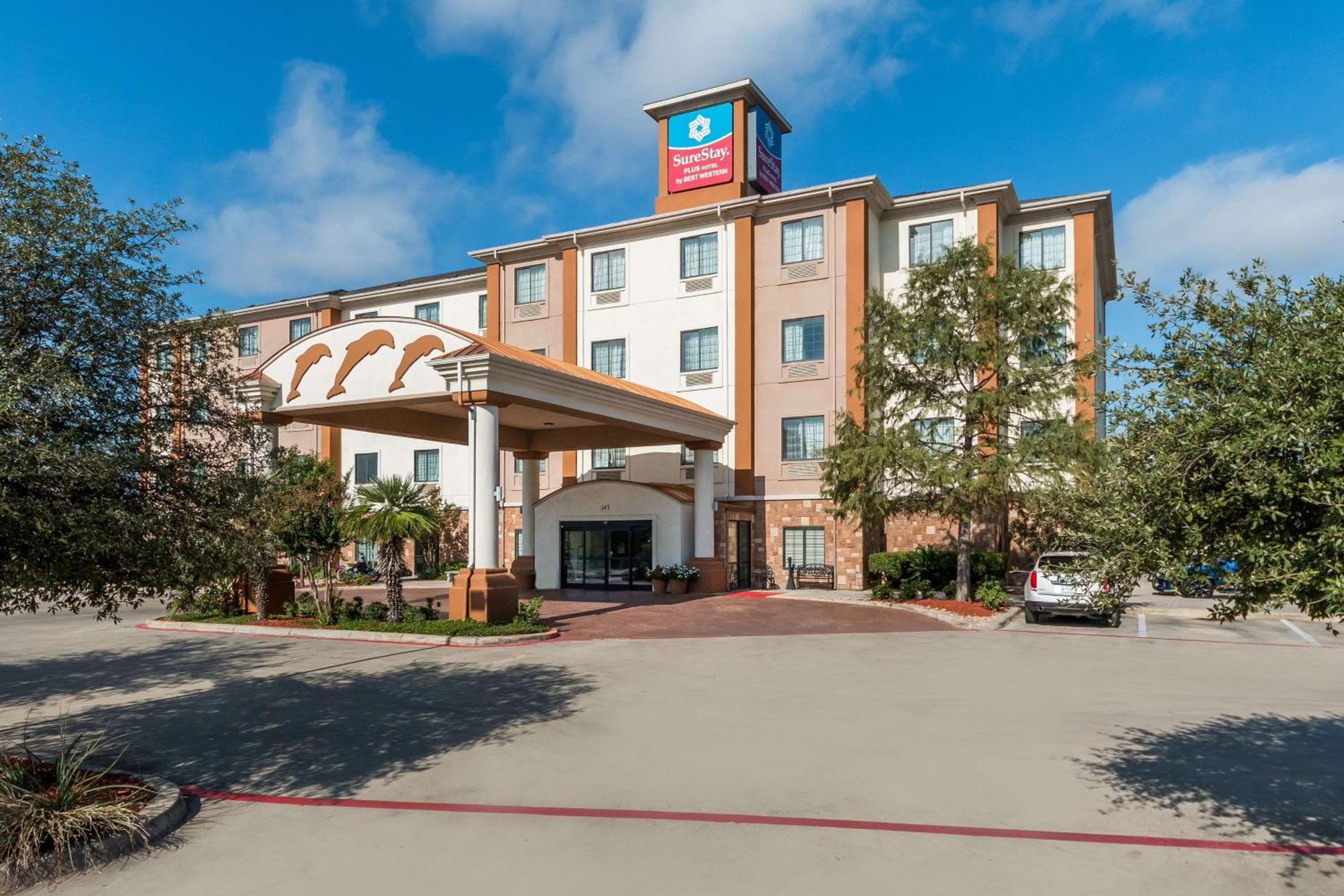 Hotel SureStay Plus Hotel by Best Western Near SeaWorld San Antonio - Image 1