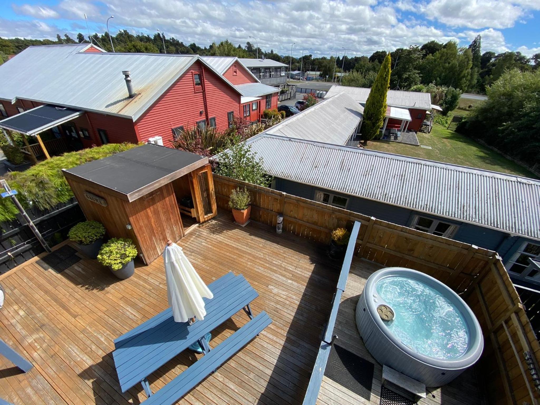 LKNZ Lodge & Cafe