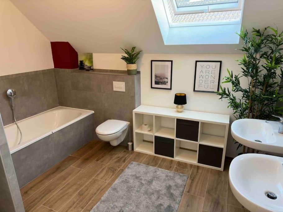 WORKATION Luxury Nature House , 10 min VW , Relax from Work mit Terrasse, Balkon und Parkplatz