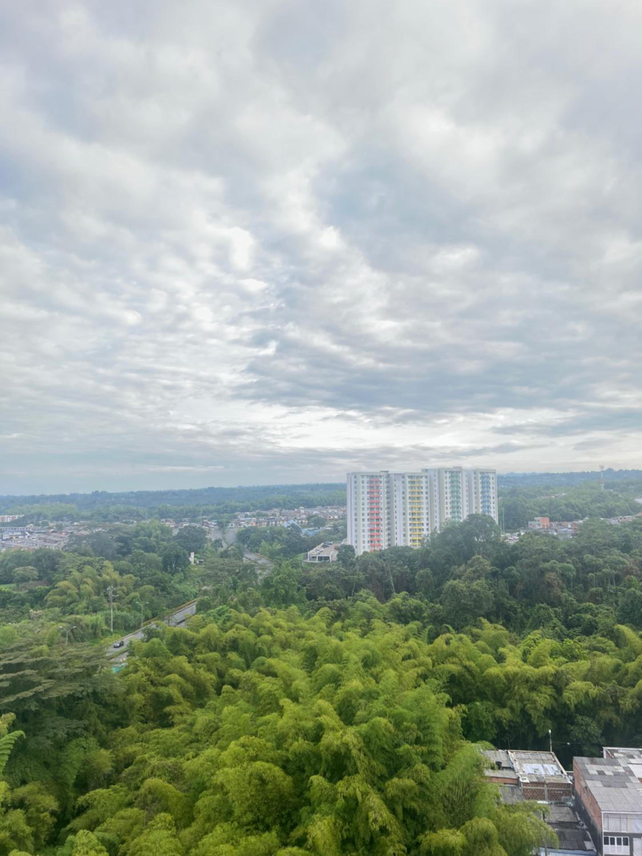 HERMOSO APTO CON VISTA a LAS MONTAÑAS DEL QUINDÍO CERCA de TODO
