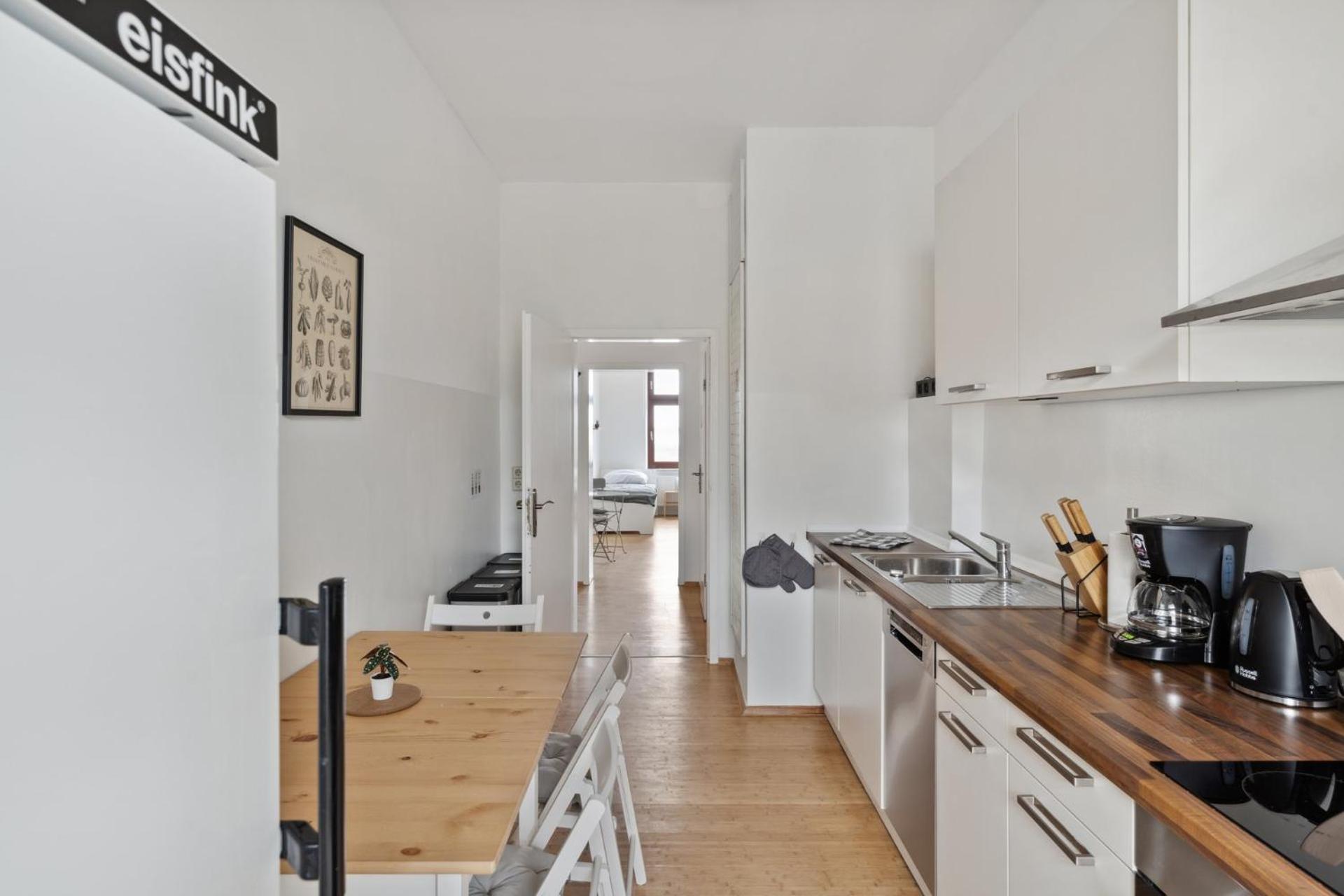 Apartment für 13 Gäste, 5 Schlafzimmer, 2 Bäder, 2 Loggia's, Leipzig Zentrum Ost