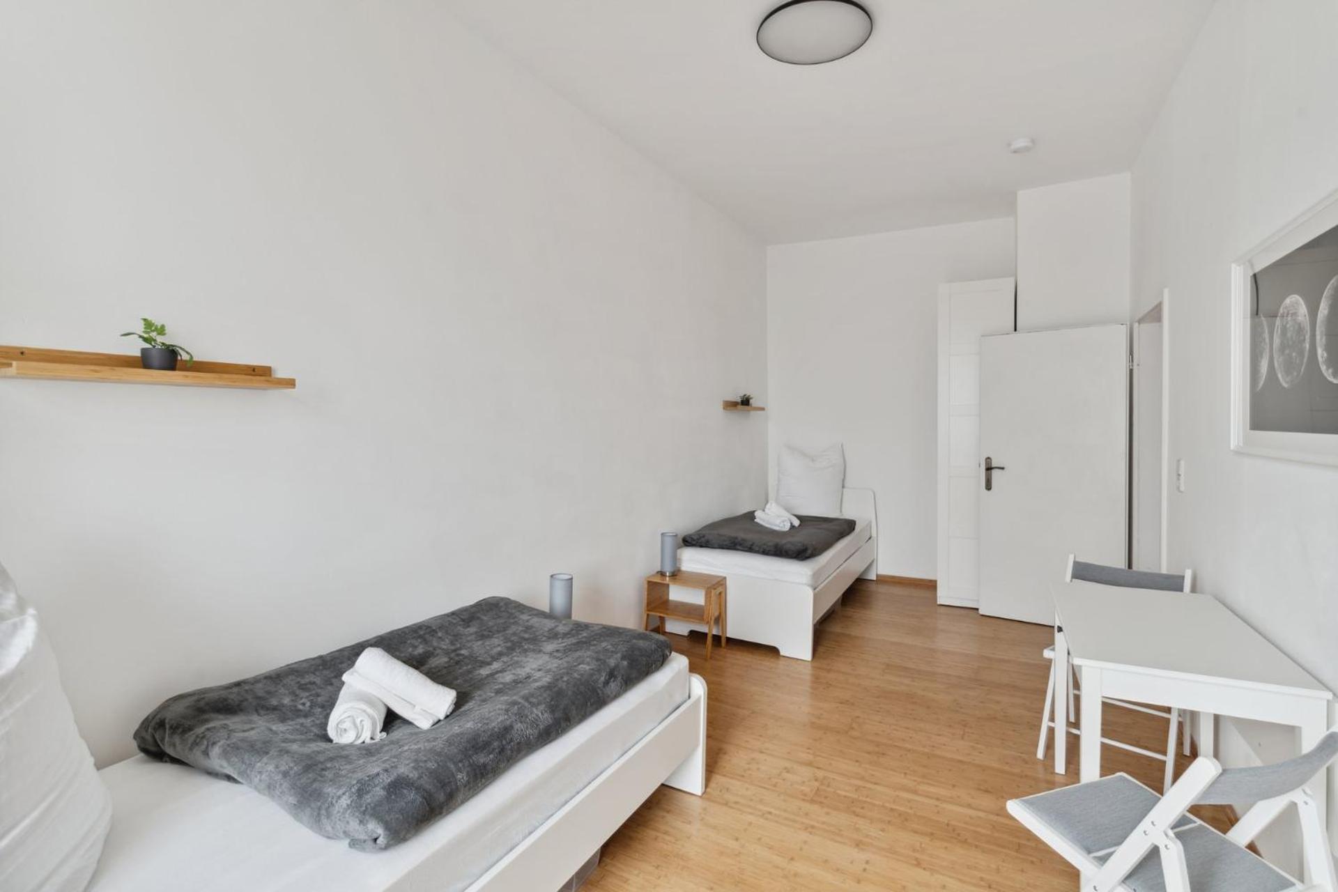 Apartment für 13 Gäste, 5 Schlafzimmer, 2 Bäder, 2 Loggia's, Leipzig Zentrum Ost