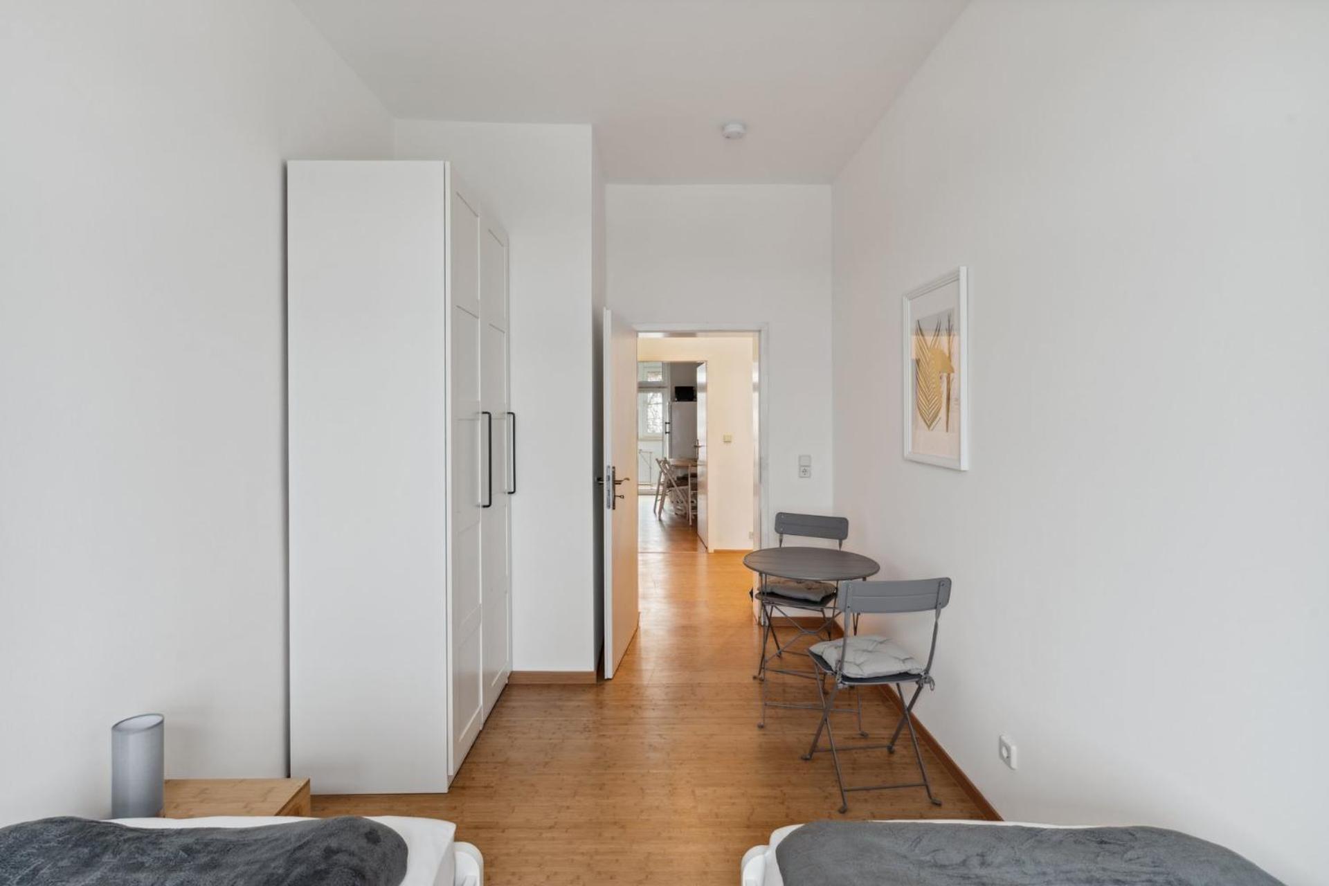 Apartment für 13 Gäste, 5 Schlafzimmer, 2 Bäder, 2 Loggia's, Leipzig Zentrum Ost