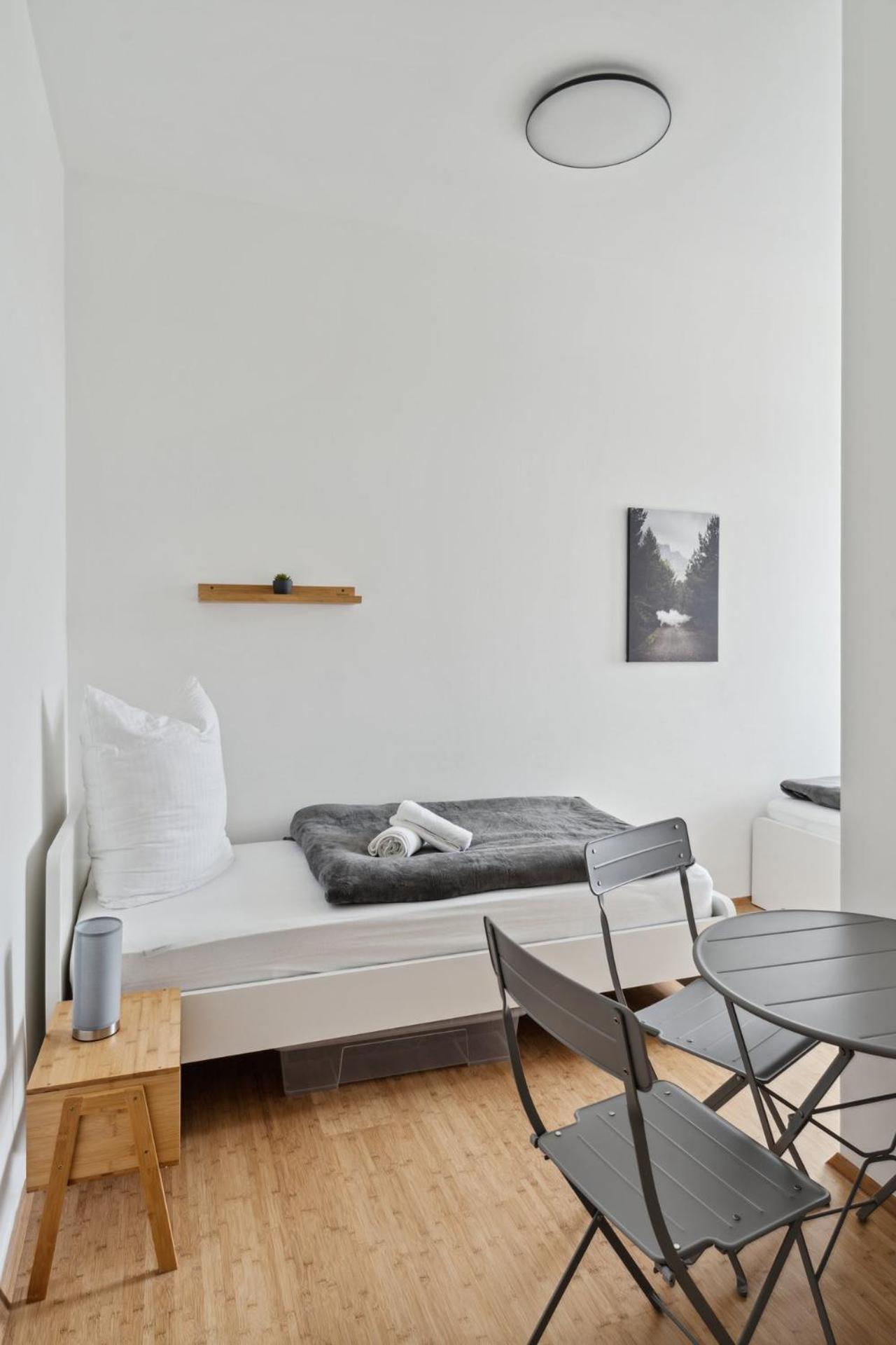 Apartment für 13 Gäste, 5 Schlafzimmer, 2 Bäder, 2 Loggia's, Leipzig Zentrum Ost
