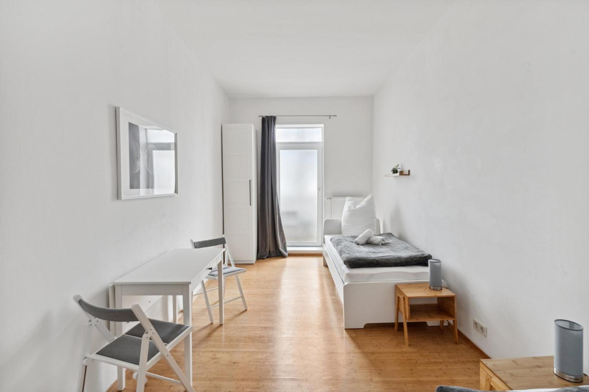 Apartment für 13 Gäste, 5 Schlafzimmer, 2 Bäder, 2 Loggia's, Leipzig Zentrum Ost