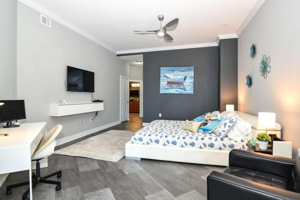 2 Bedroom 2 Bath Luxury condo with Oversized Patio & Outdoor Grill.