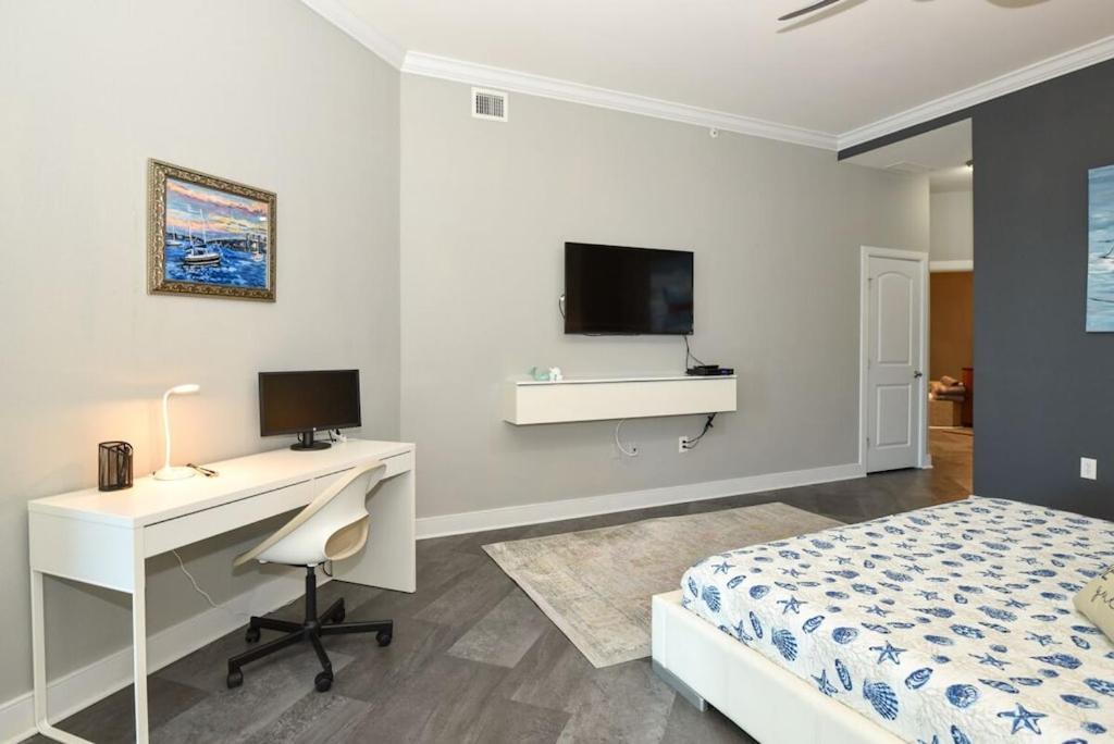 2 Bedroom 2 Bath Luxury condo with Oversized Patio & Outdoor Grill.