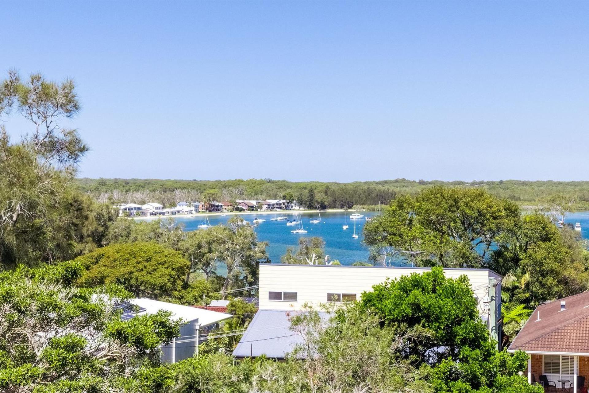 Cloud Nine, 18 Wynne Cres - heated pool, waterviews, beach
