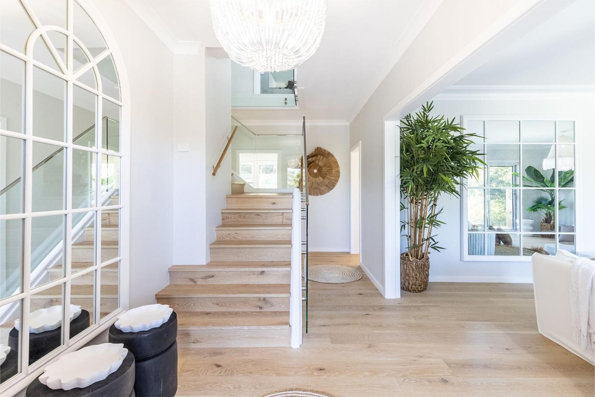 Cloud Nine, 18 Wynne Cres - heated pool, waterviews, beach