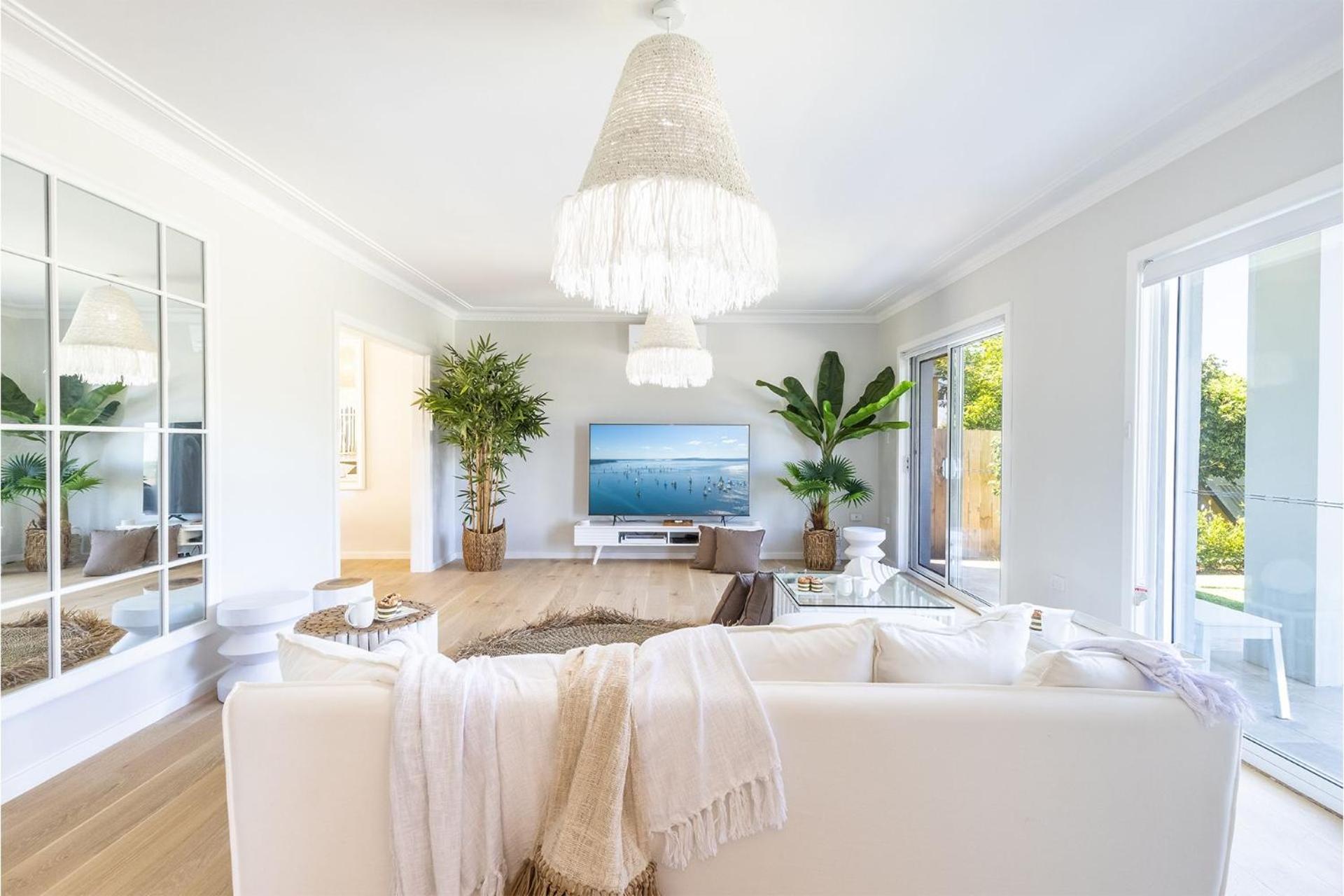 Cloud Nine, 18 Wynne Cres - heated pool, waterviews, beach