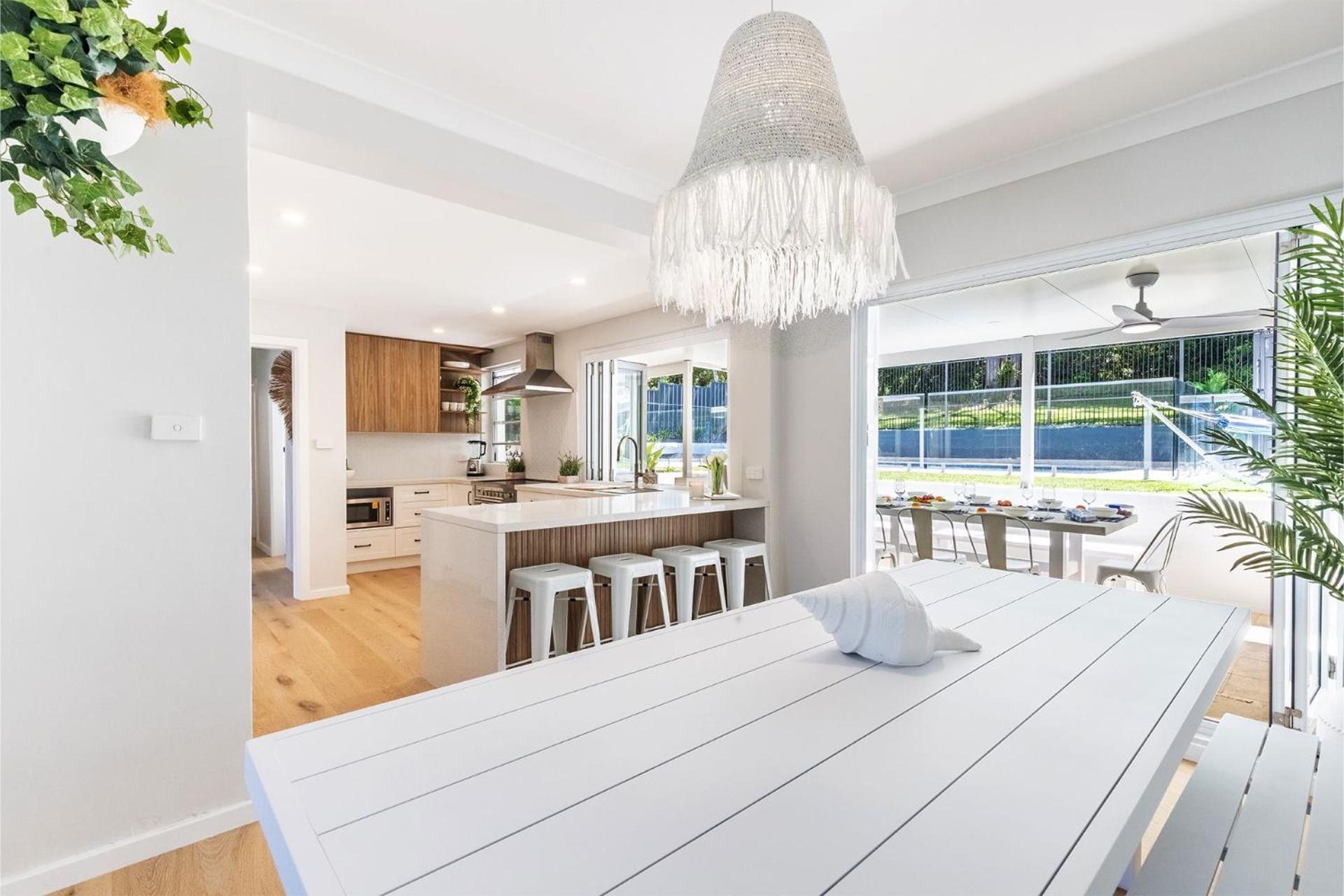 Cloud Nine, 18 Wynne Cres - heated pool, waterviews, beach