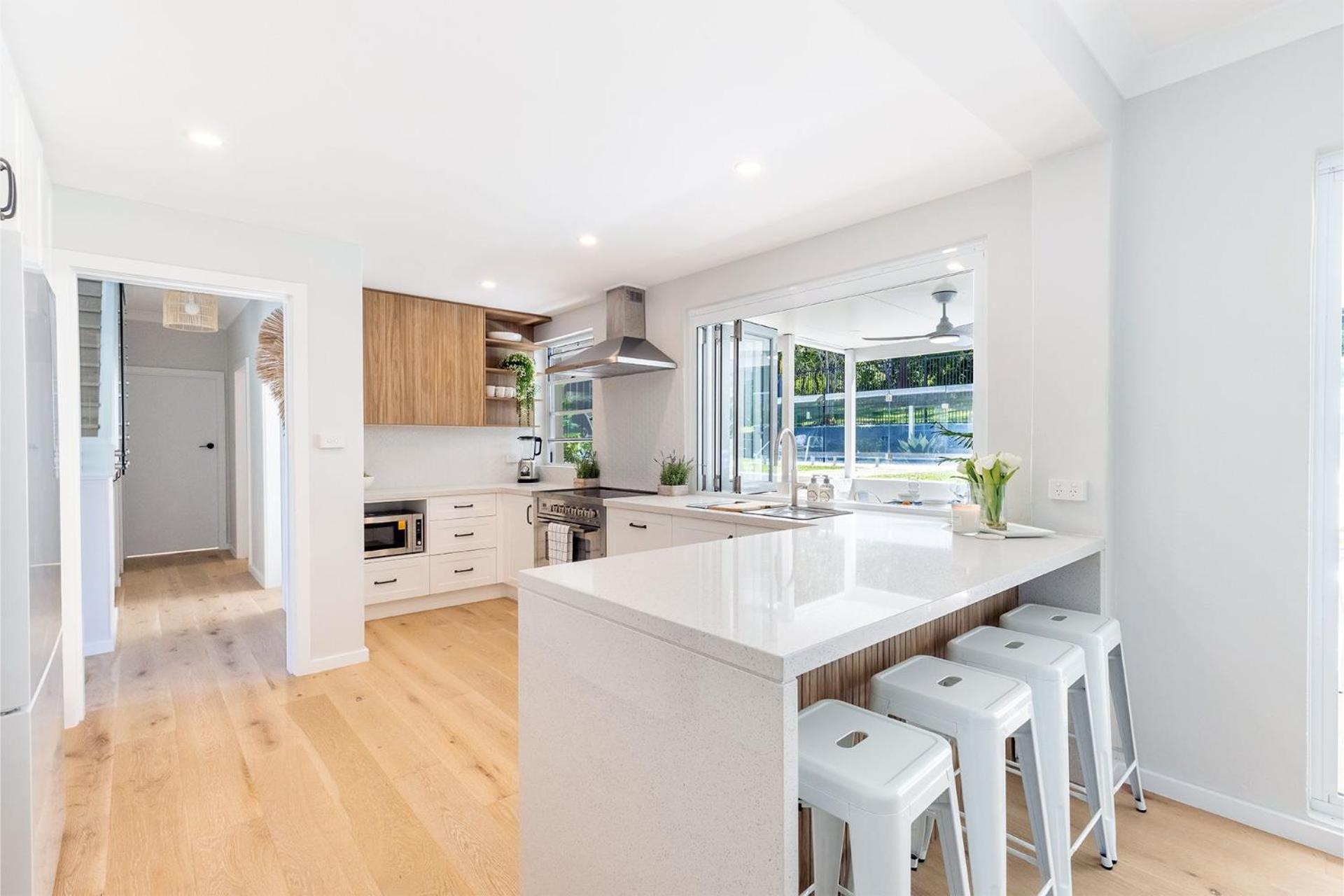 Cloud Nine, 18 Wynne Cres - heated pool, waterviews, beach