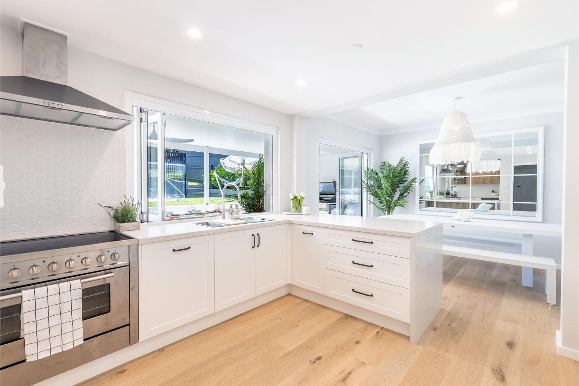 Cloud Nine, 18 Wynne Cres - heated pool, waterviews, beach