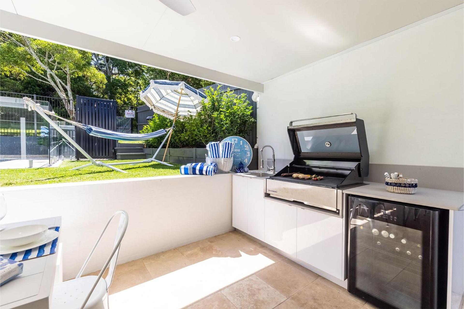 Cloud Nine, 18 Wynne Cres - heated pool, waterviews, beach