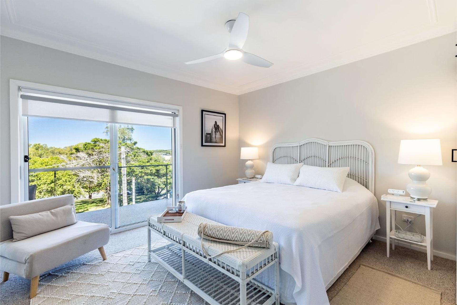 Cloud Nine, 18 Wynne Cres - heated pool, waterviews, beach