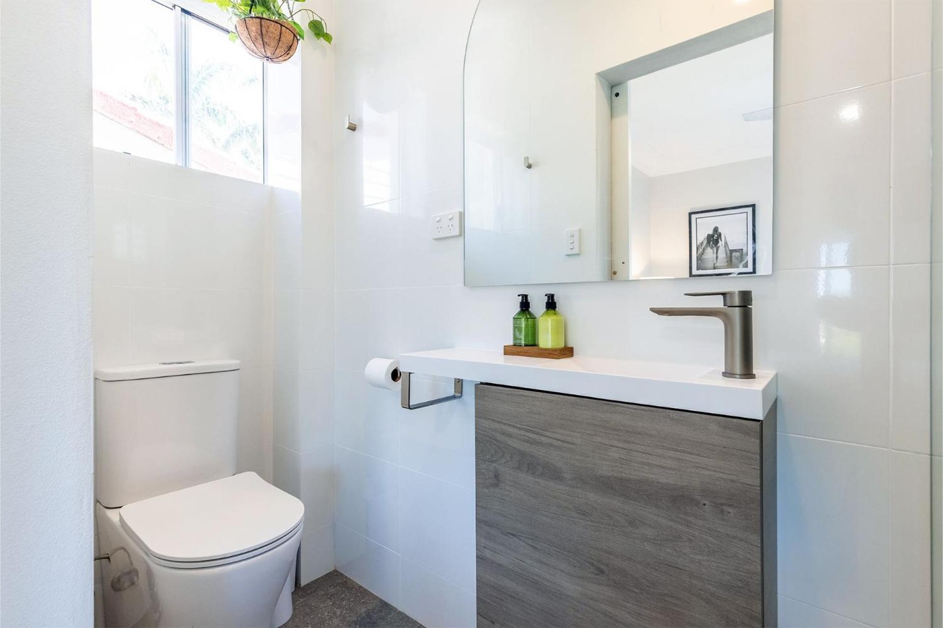 Cloud Nine, 18 Wynne Cres - heated pool, waterviews, beach