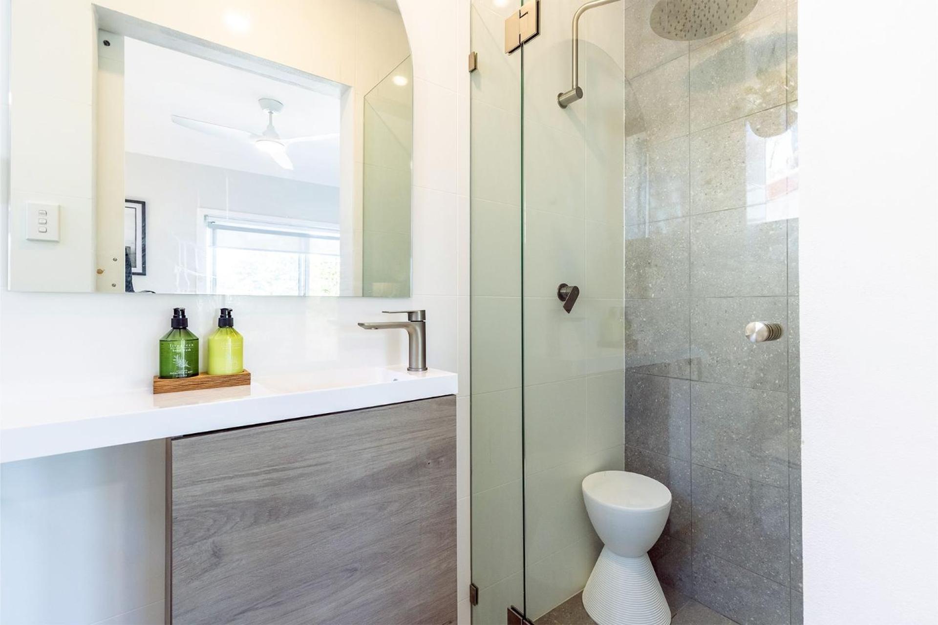 Cloud Nine, 18 Wynne Cres - heated pool, waterviews, beach