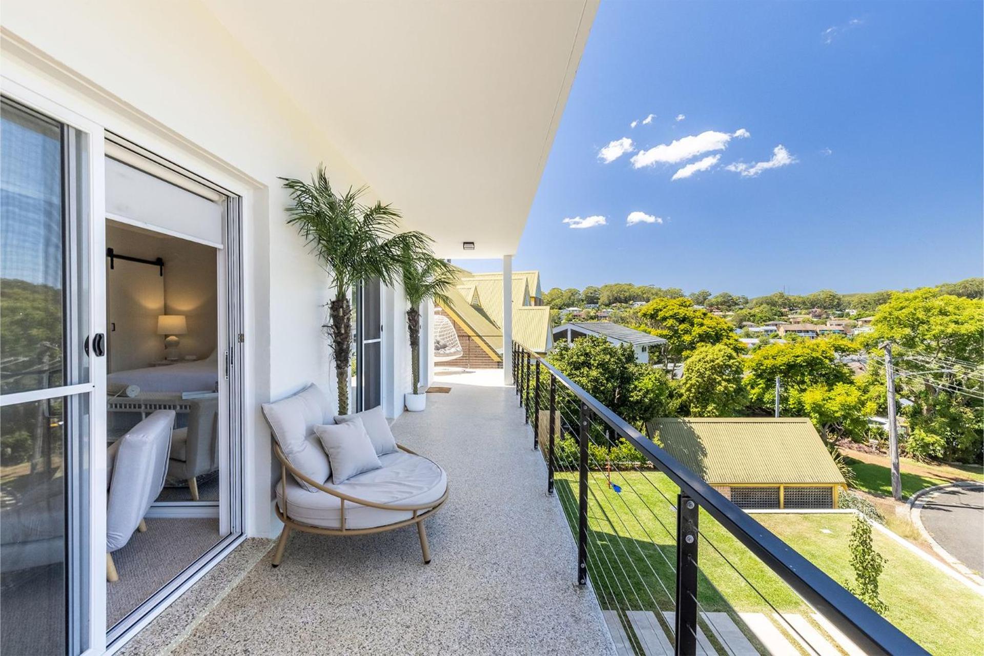 Cloud Nine, 18 Wynne Cres - heated pool, waterviews, beach