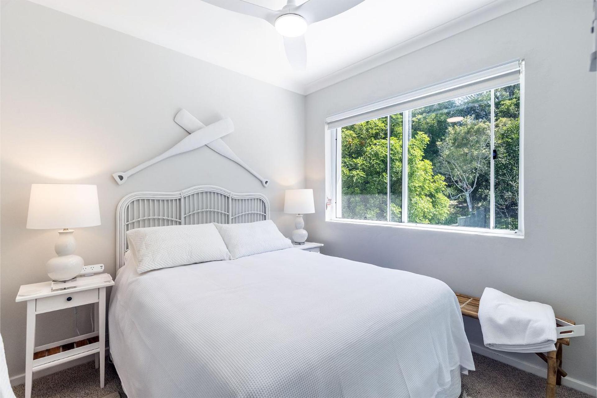 Cloud Nine, 18 Wynne Cres - heated pool, waterviews, beach