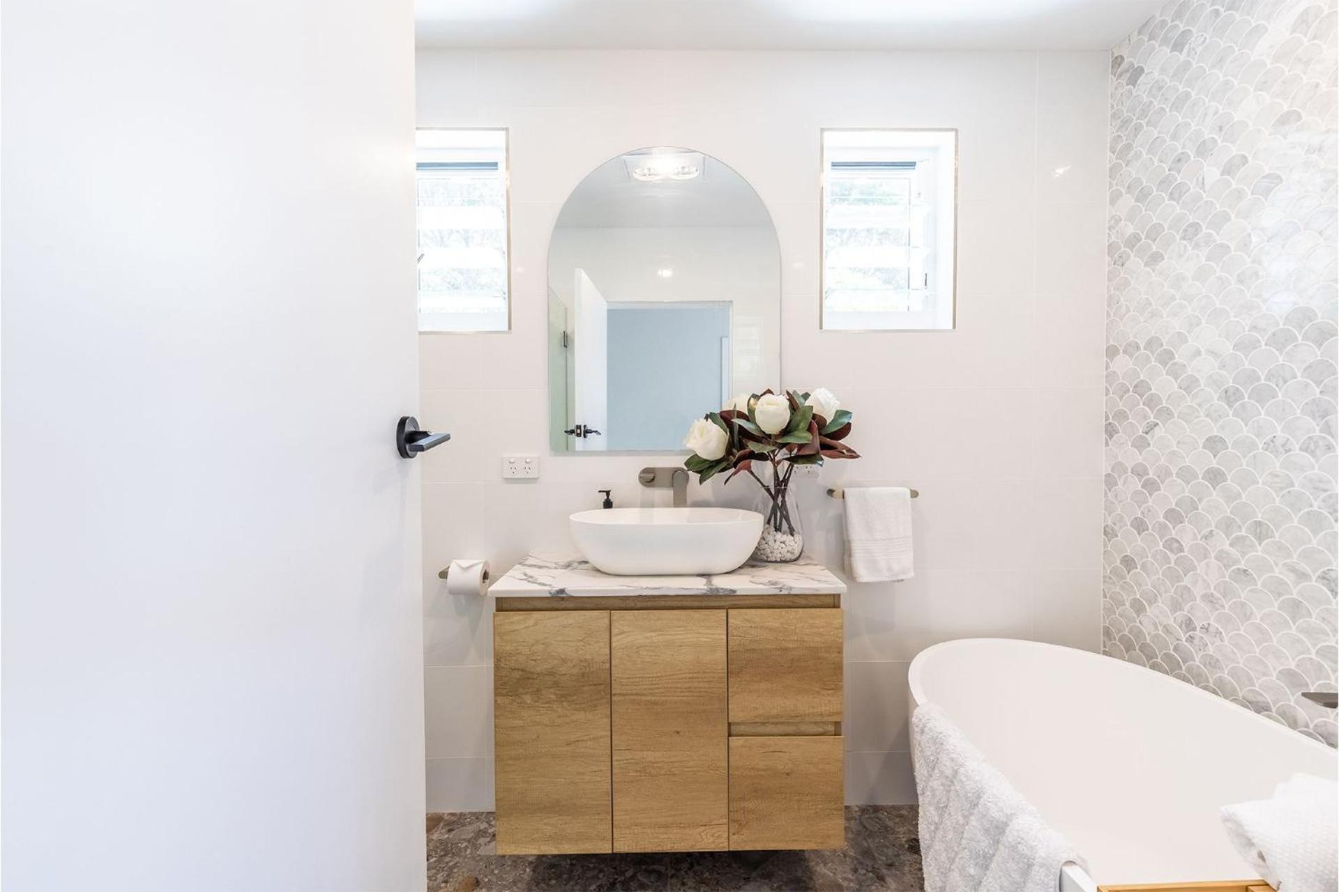 Cloud Nine, 18 Wynne Cres - heated pool, waterviews, beach