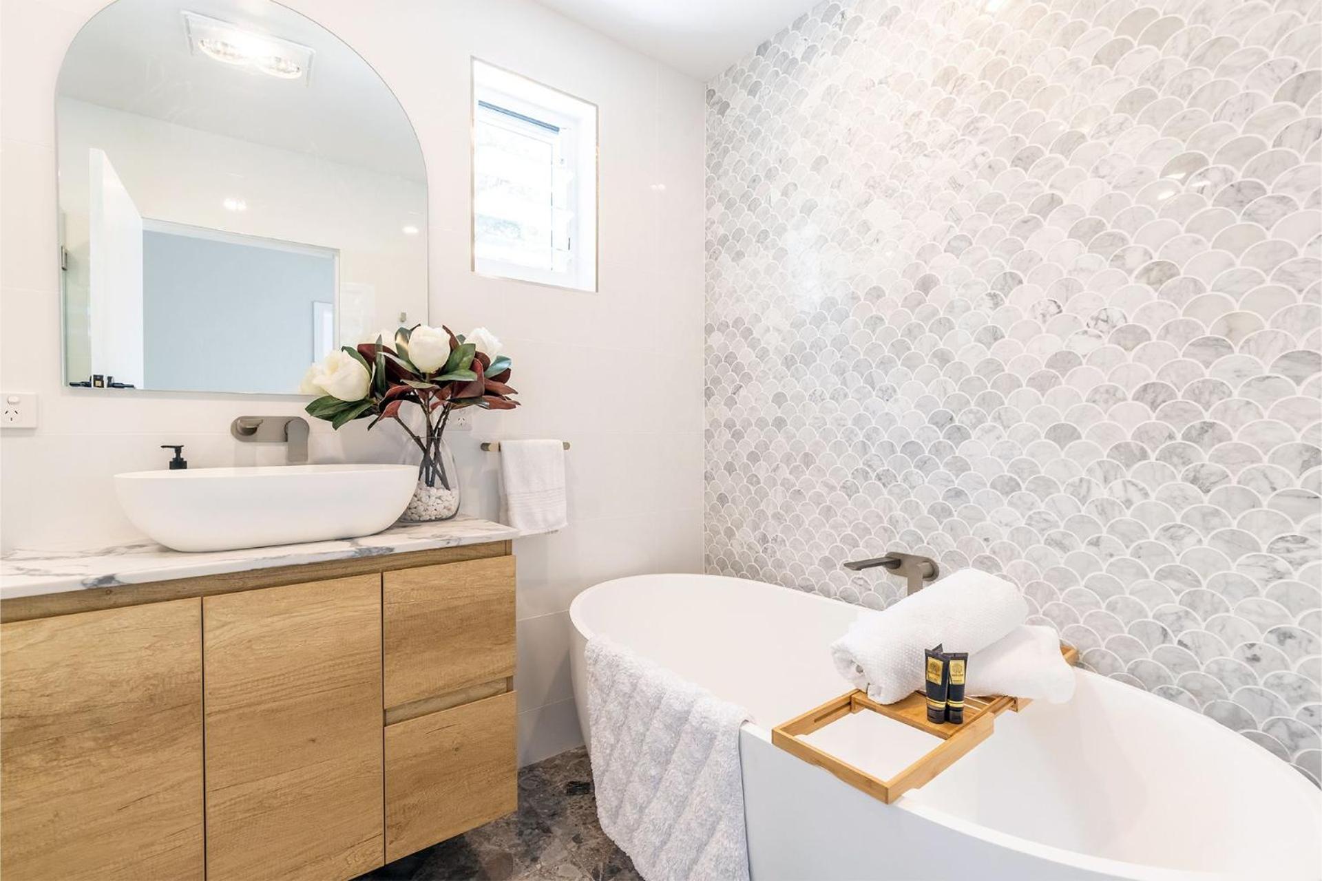 Cloud Nine, 18 Wynne Cres - heated pool, waterviews, beach