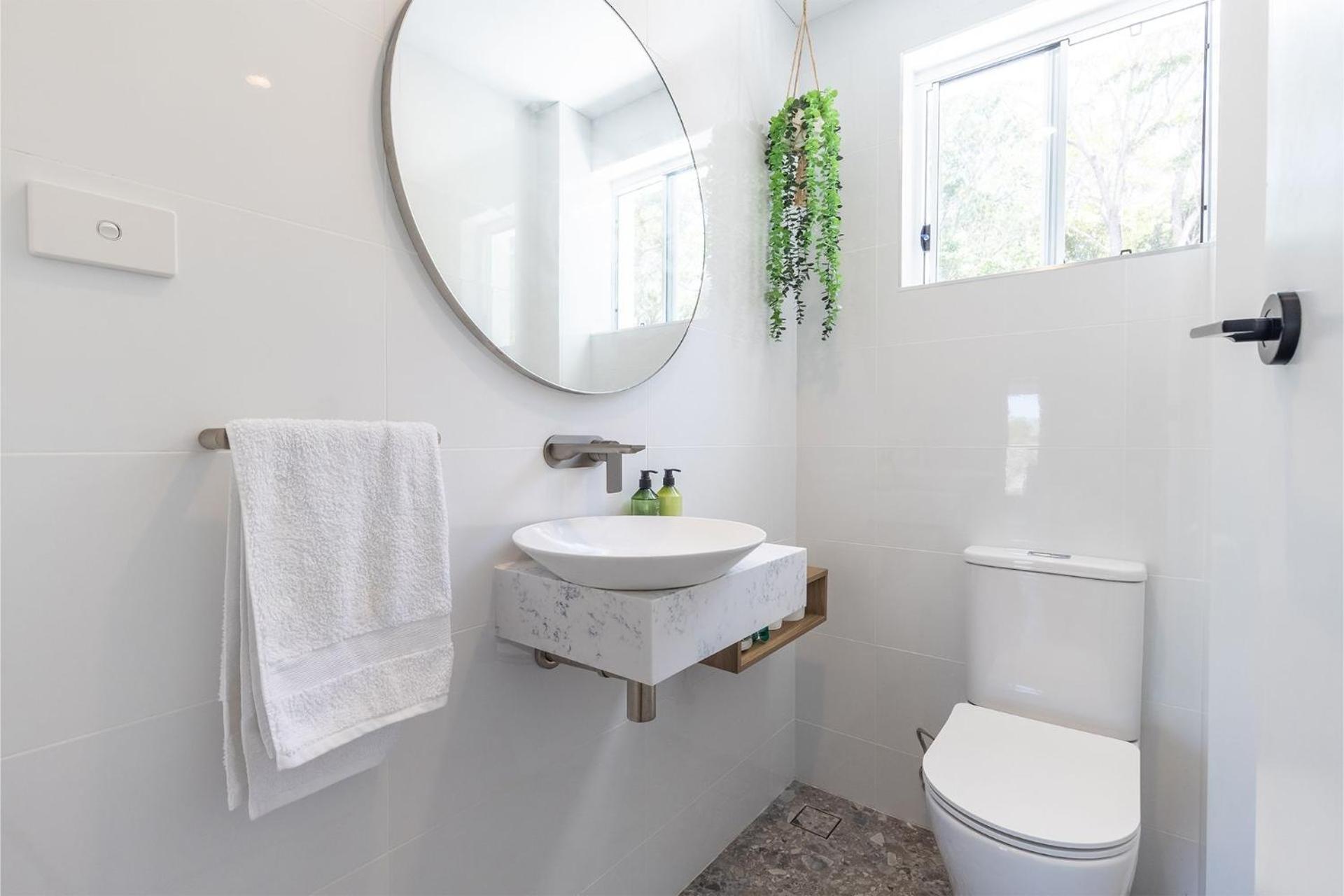 Cloud Nine, 18 Wynne Cres - heated pool, waterviews, beach
