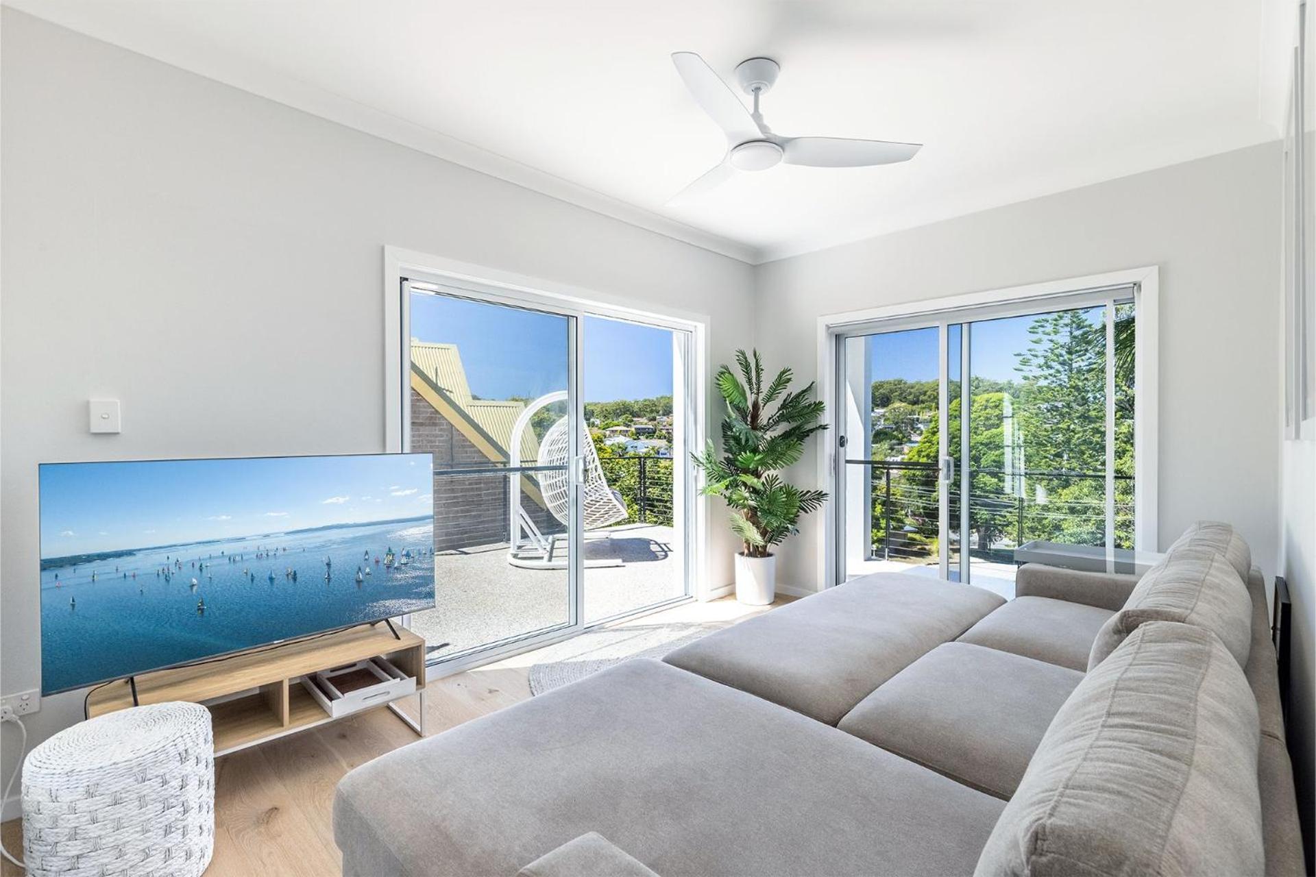 Cloud Nine, 18 Wynne Cres - heated pool, waterviews, beach