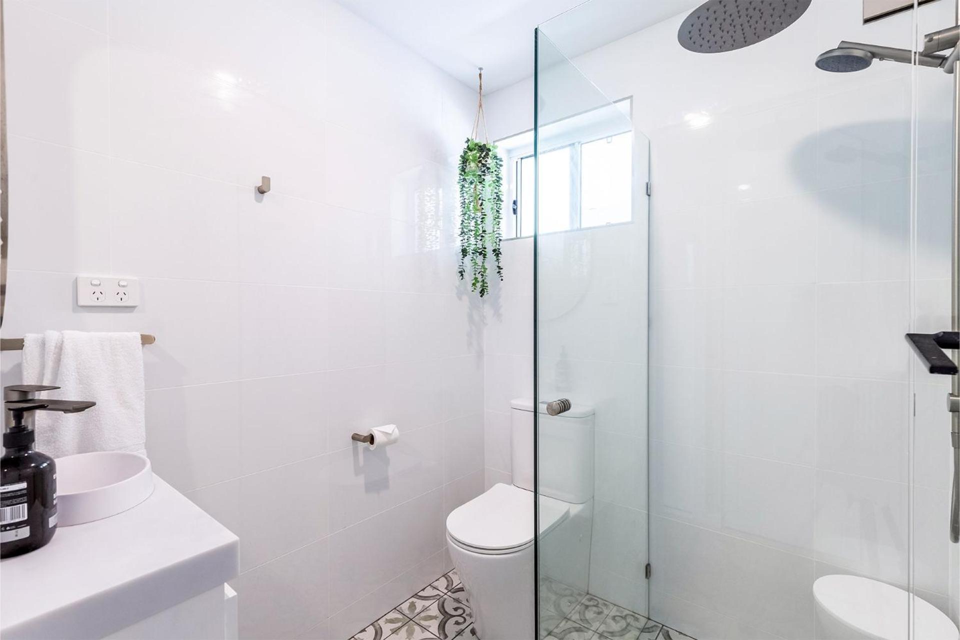 Cloud Nine, 18 Wynne Cres - heated pool, waterviews, beach