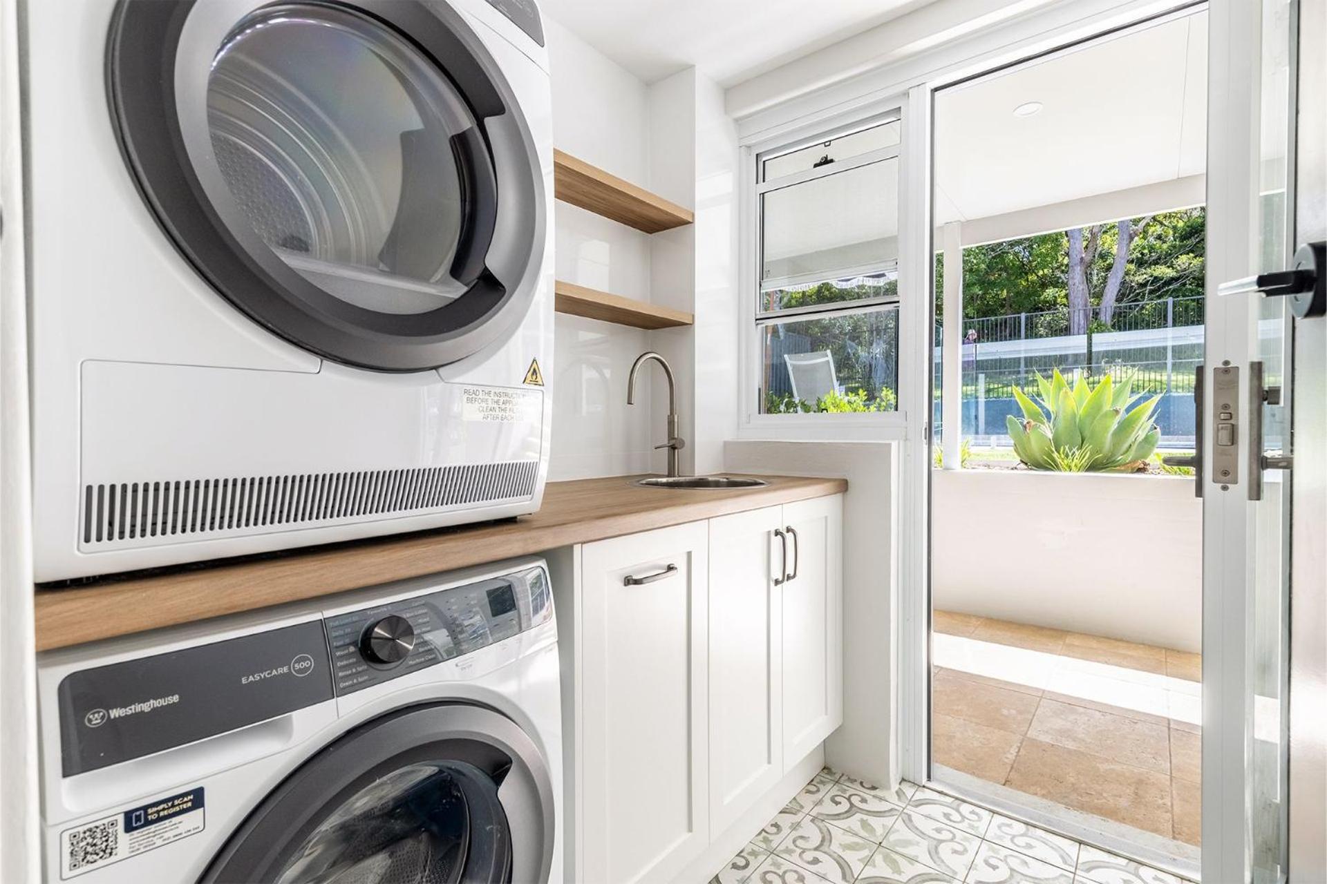 Cloud Nine, 18 Wynne Cres - heated pool, waterviews, beach