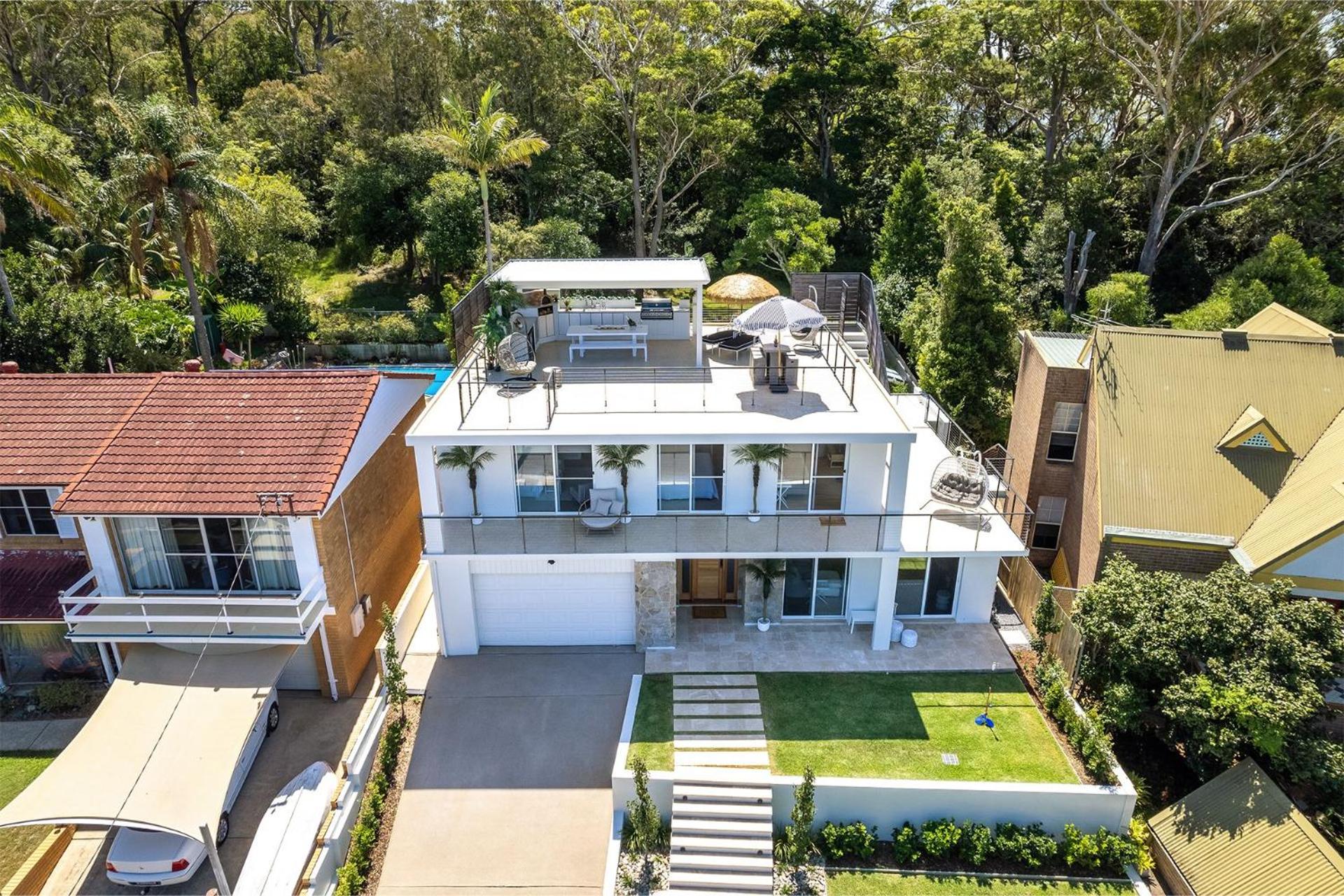 Cloud Nine, 18 Wynne Cres - heated pool, waterviews, beach