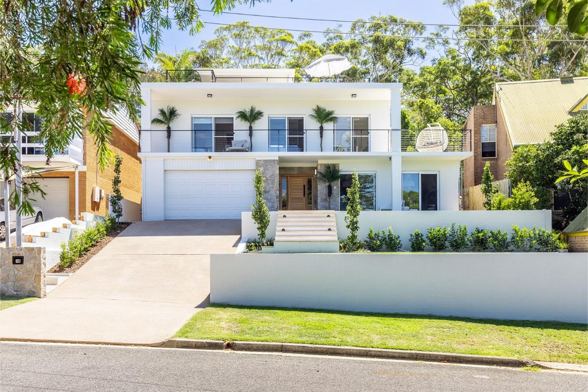 Cloud Nine, 18 Wynne Cres - heated pool, waterviews, beach