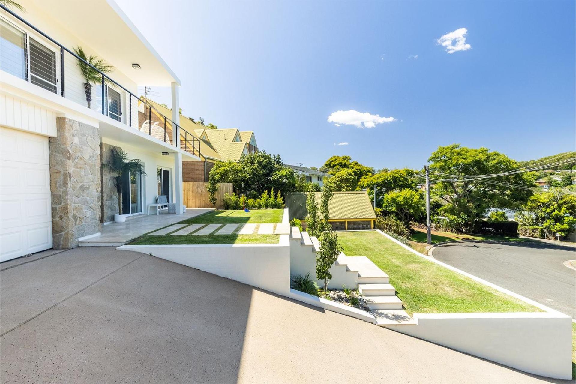 Cloud Nine, 18 Wynne Cres - heated pool, waterviews, beach