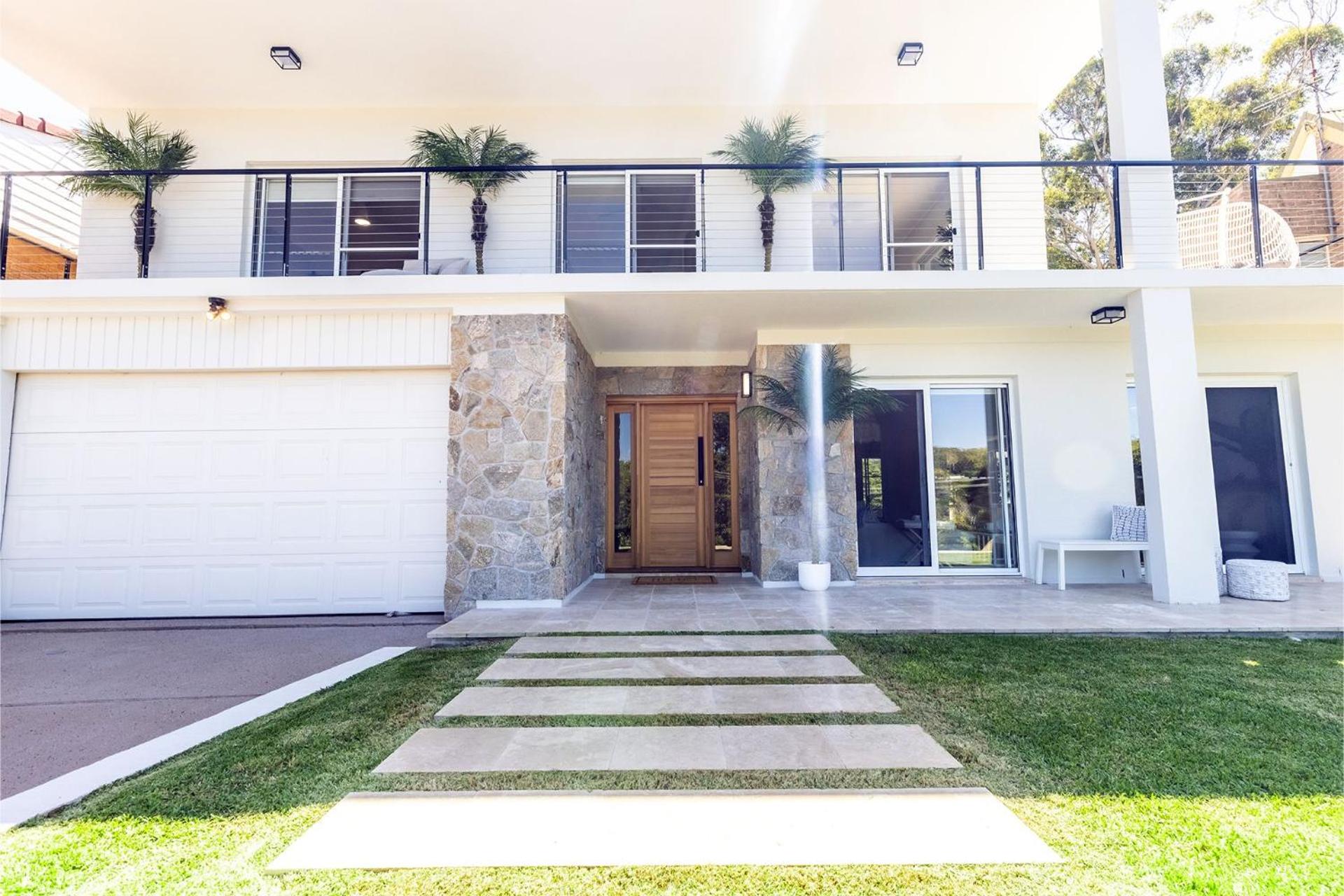 Cloud Nine, 18 Wynne Cres - heated pool, waterviews, beach