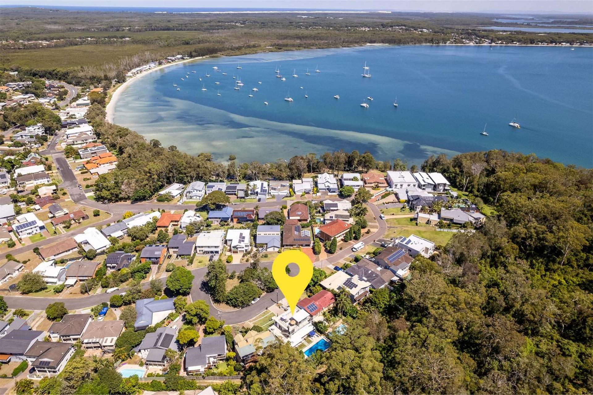 Cloud Nine, 18 Wynne Cres - heated pool, waterviews, beach